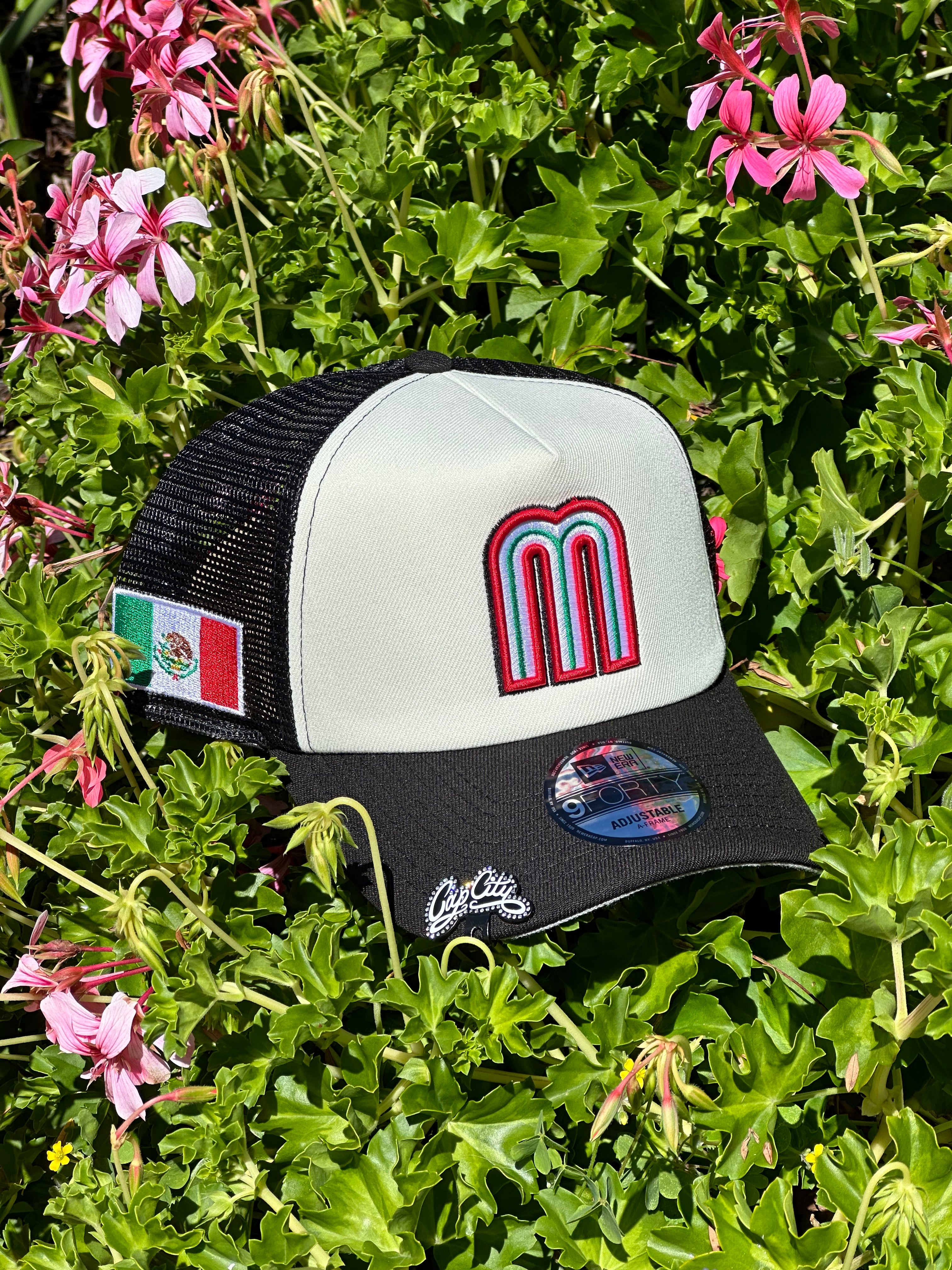 NEW ERA EXCLUSIVE 9FORTY CHROME WHITE/BLACK MEXICO A-FRAME MESHBACK W/ MEXICO FLAG SIDE PATCH