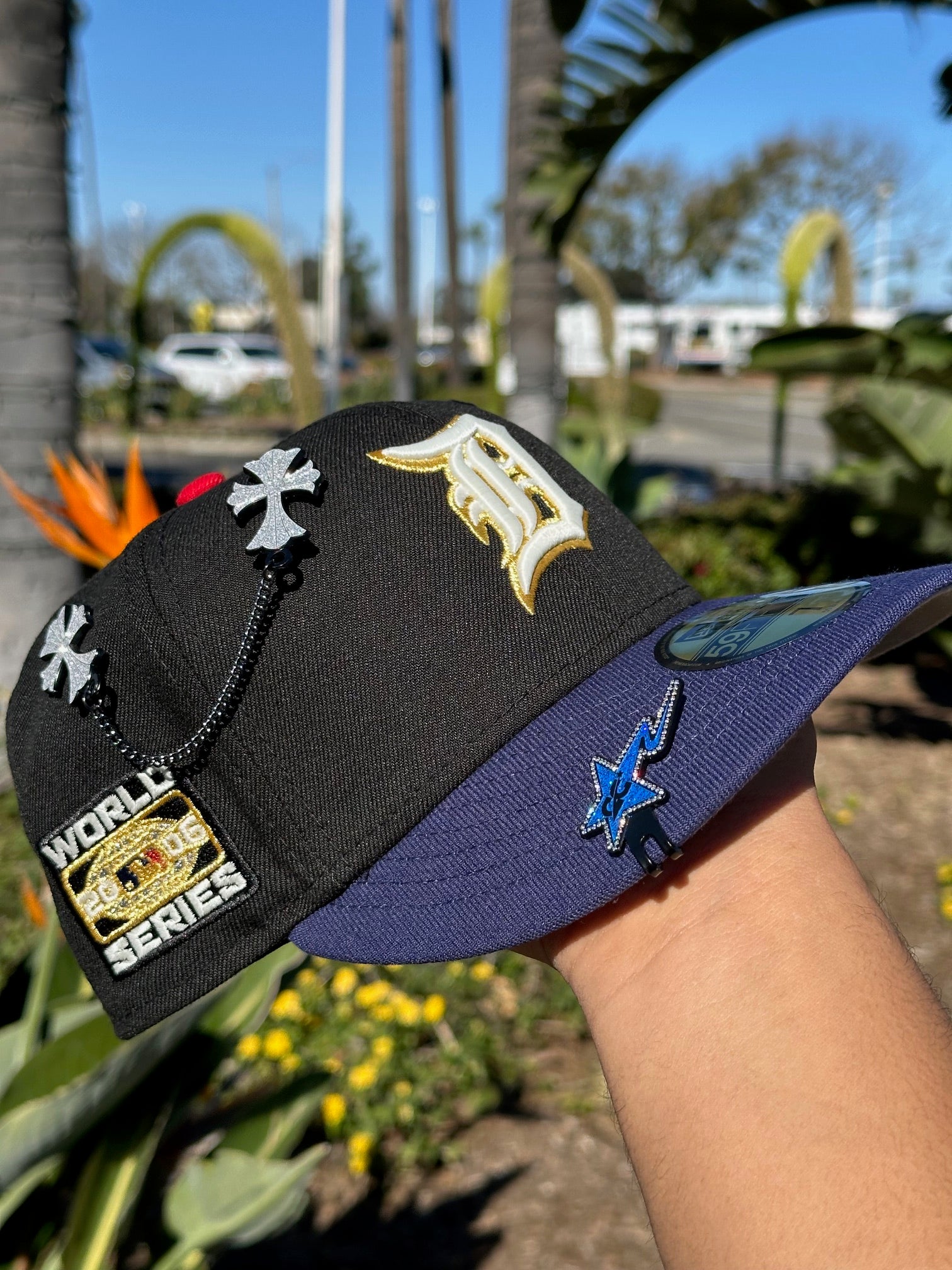 NEW ERA EXCLUSIVE 59FIFTY CHROME WHITE/NAVYI DETROIT TIGERS CON PARCHE LATERAL CON EL LOGO DE MLB