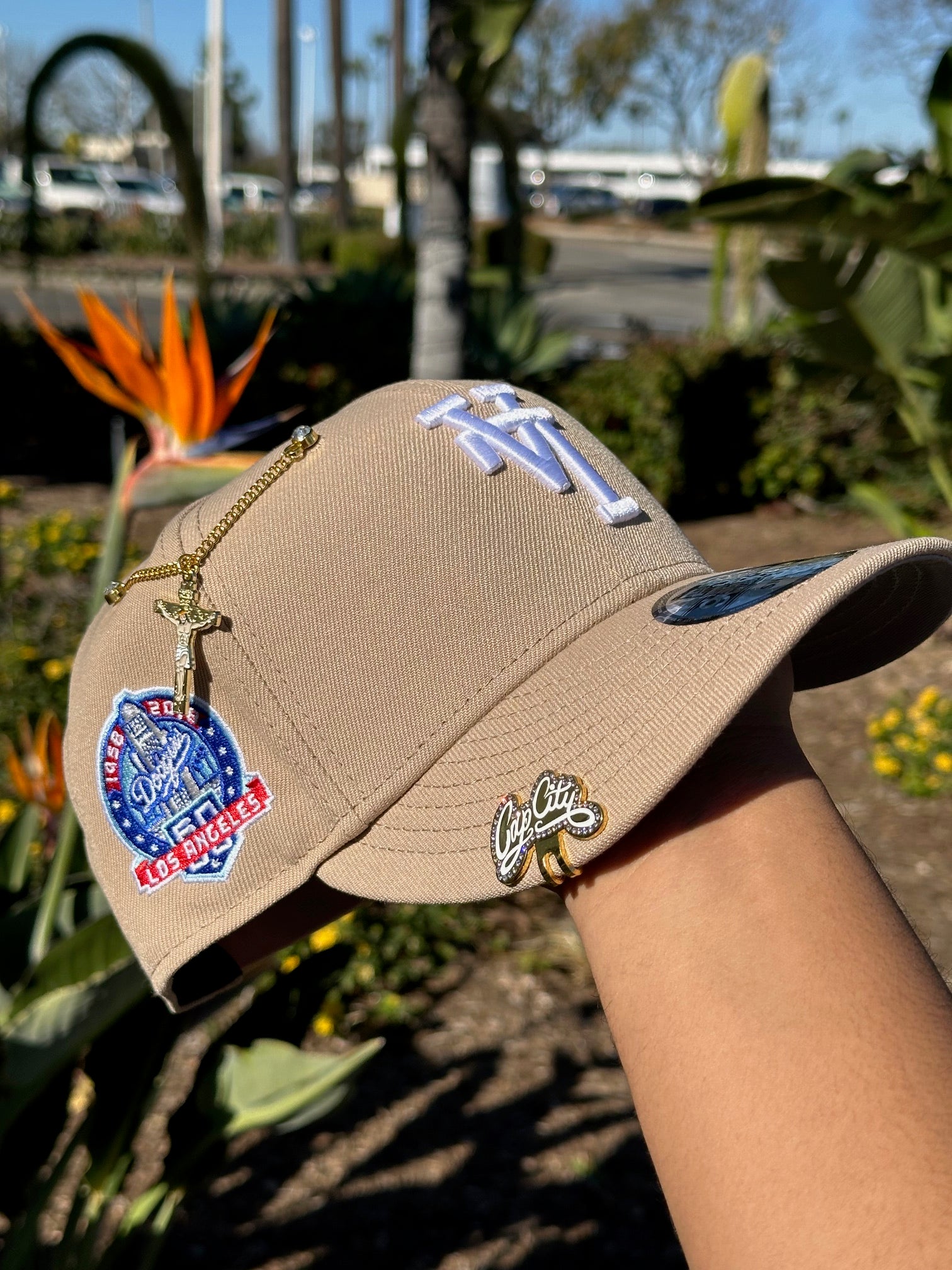 NEW ERA EXCLUSIVE 9FIFTY LIGHT KHAKI UPSIDE DOWN LOS ANGELES DODGERS SNAPBACK W/ 60TH ANNNIVERSARY SIDE PATCH