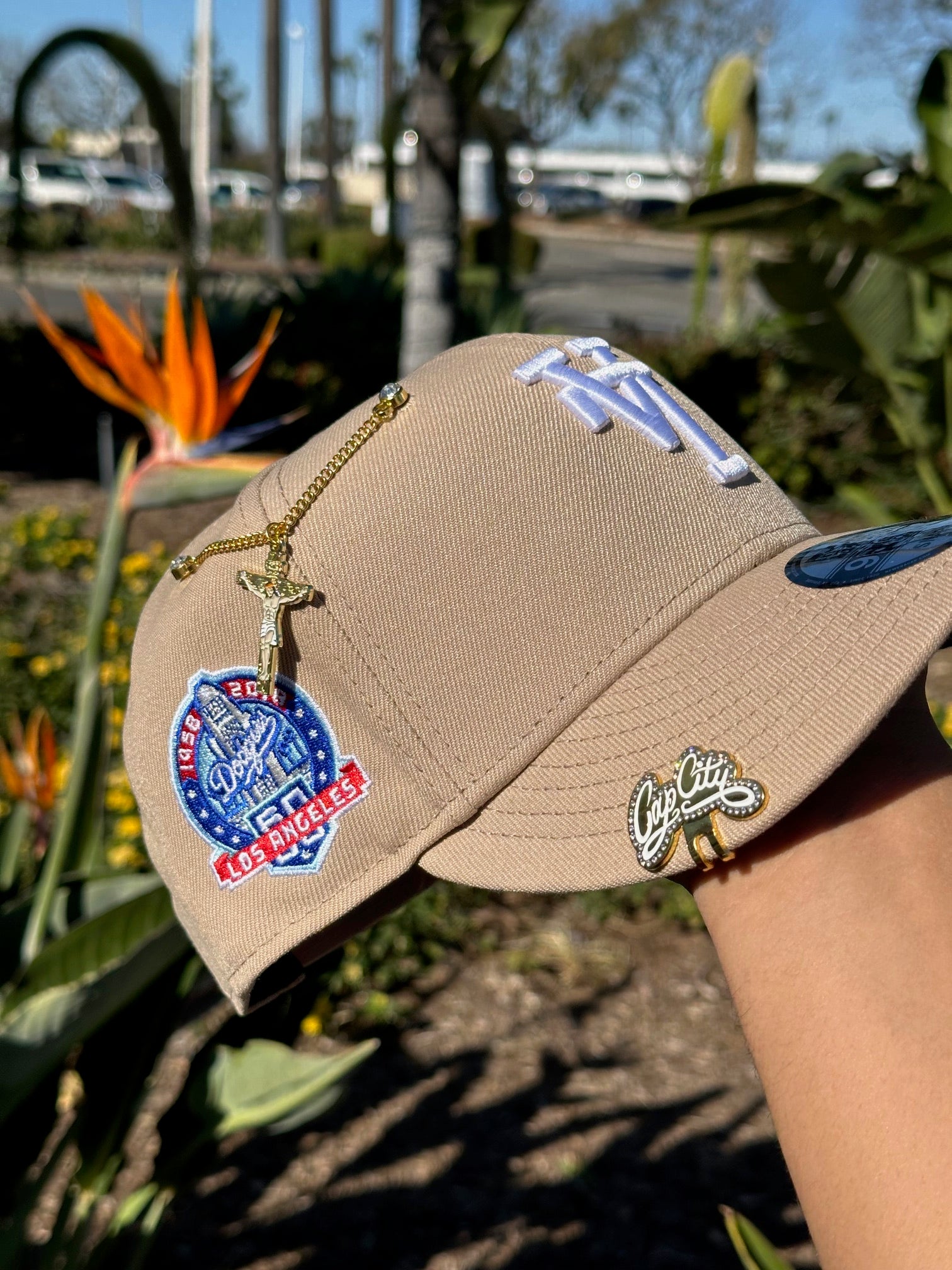 NEW ERA EXCLUSIVE 9FIFTY LIGHT KHAKI UPSIDE DOWN LOS ANGELES DODGERS SNAPBACK W/ 60TH ANNNIVERSARY SIDE PATCH