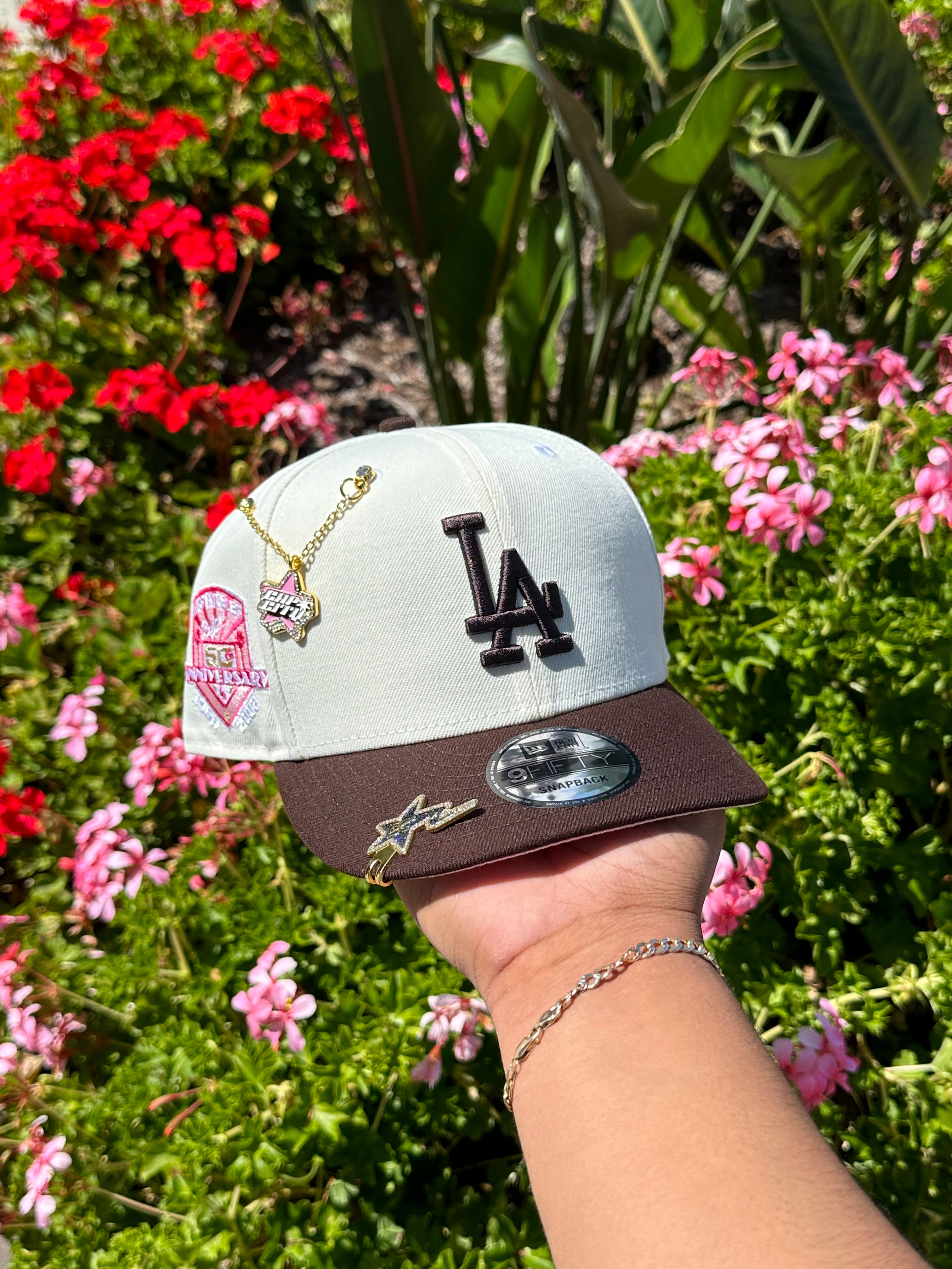 NEW ERA EXCLUSIVE 9FIFTY CHROME WHITE/MOCHA LOS ANGELES DODGERS SNAPBACK W/ 50TH ANNIVERSARY PATCH