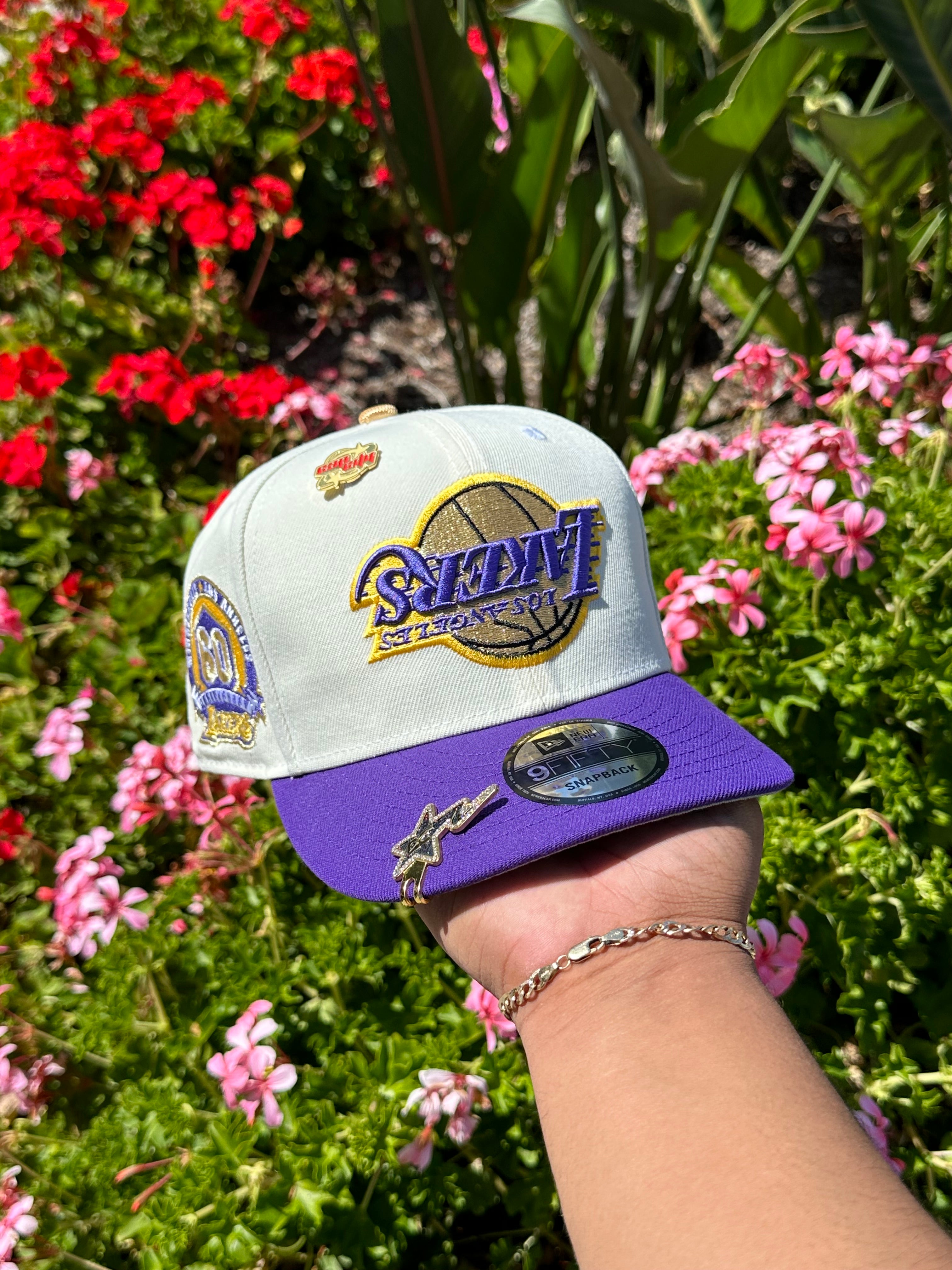 NEW ERA EXCLUSIVE 9FIFTY CHROME WHITE/PURPLE UPSIDE DOWN LOS ANGELES LAKERS SNAPBACK W/ 60TH ANNIVERSARY SIDE PATCH