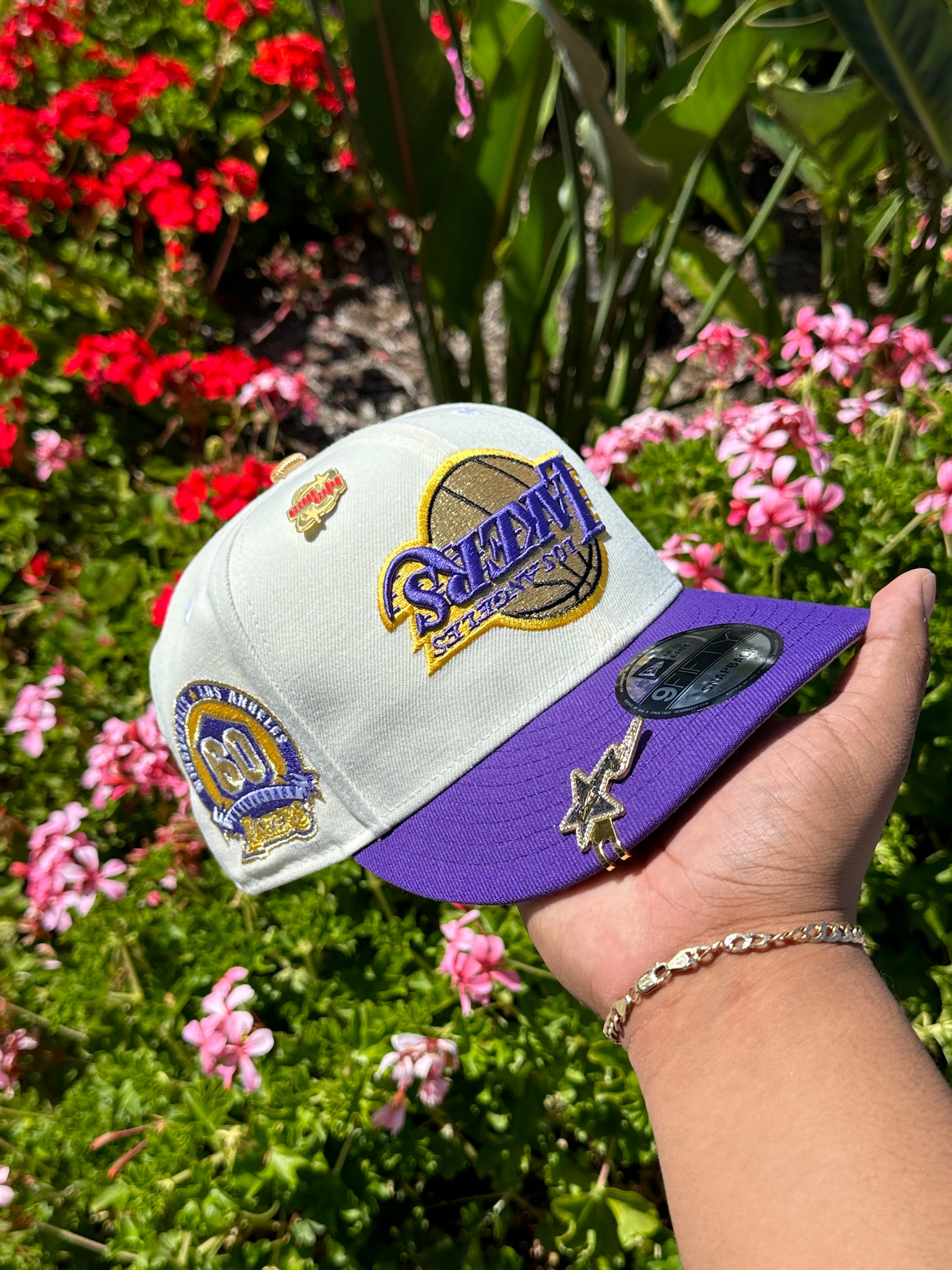 NEW ERA EXCLUSIVE 9FIFTY CHROME WHITE/PURPLE UPSIDE DOWN LOS ANGELES LAKERS SNAPBACK W/ 60TH ANNIVERSARY SIDE PATCH
