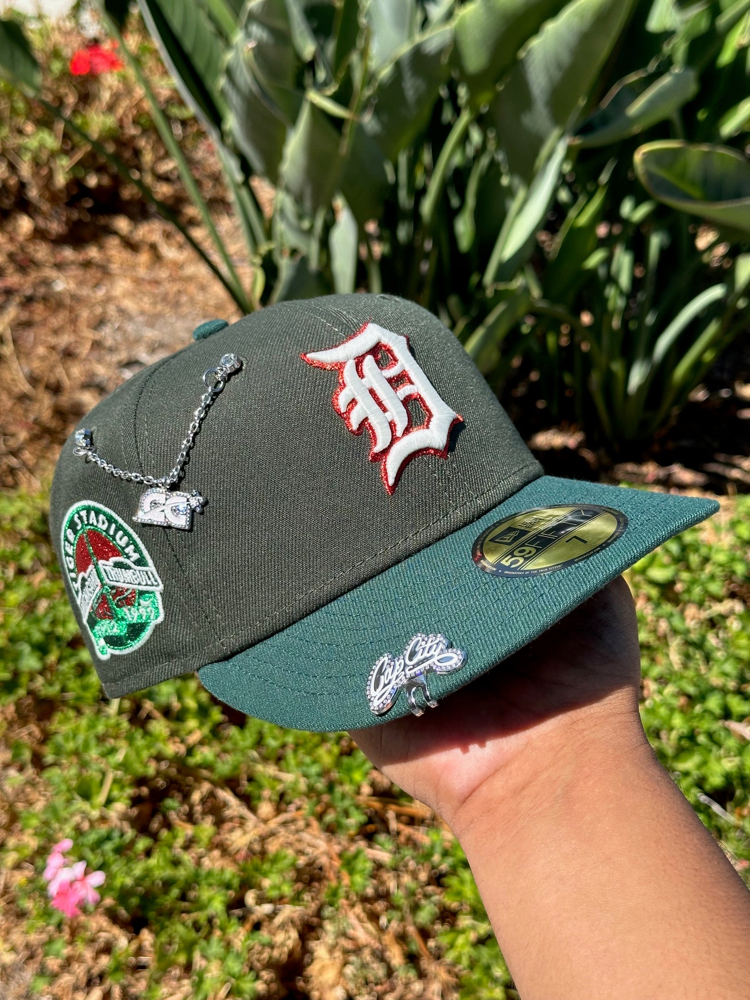 NEW ERA EXCLUSIVE 59FIFTY CHROME WHITE/NAVYI DETROIT TIGERS CON PARCHE LATERAL CON EL LOGO DE MLB