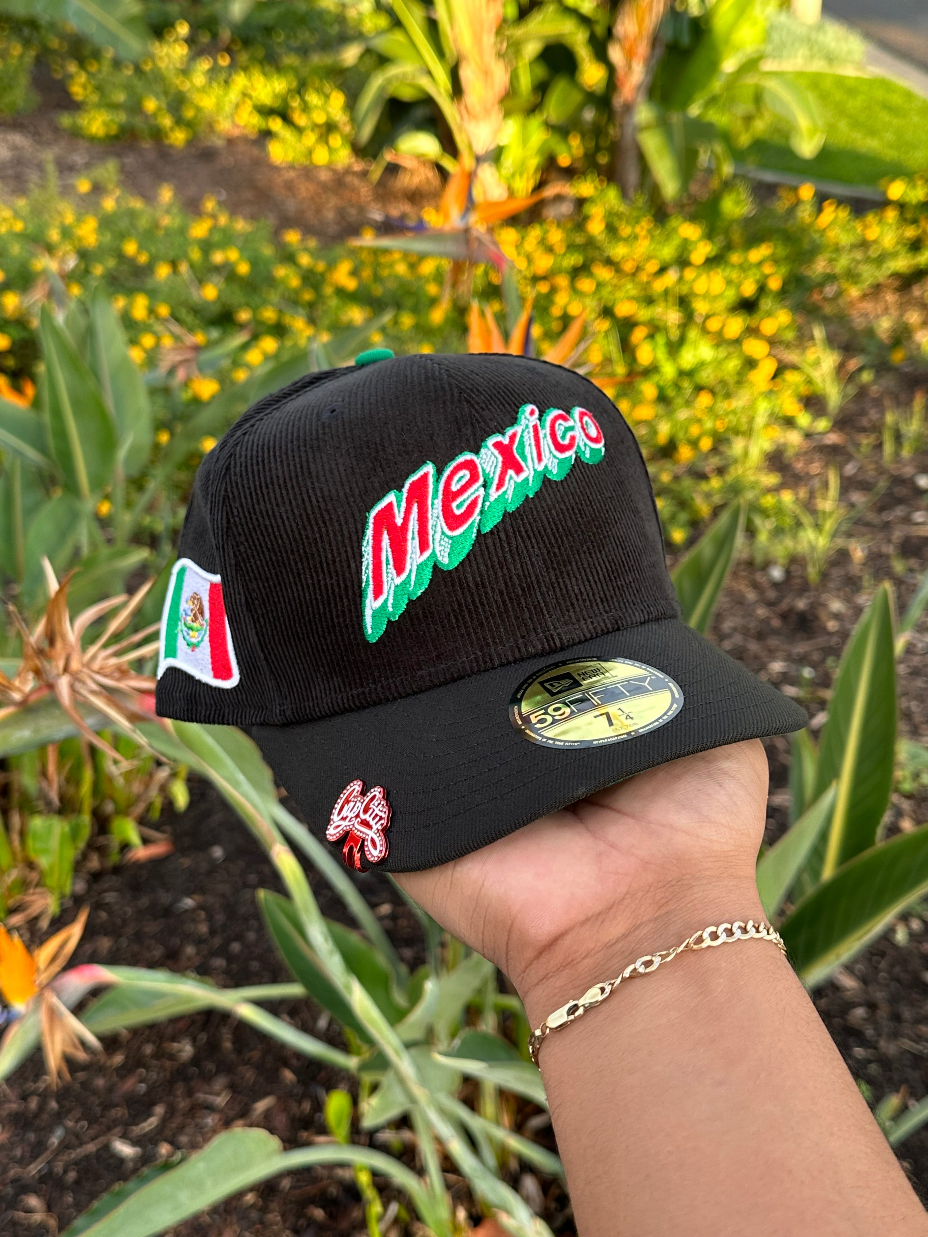 EXCLUSIVO NEW ERA 59FIFTY PANA/NEGRO MÉXICO DOS TONOS CON PARCHE LATERAL BANDERA DE MÉXICO 