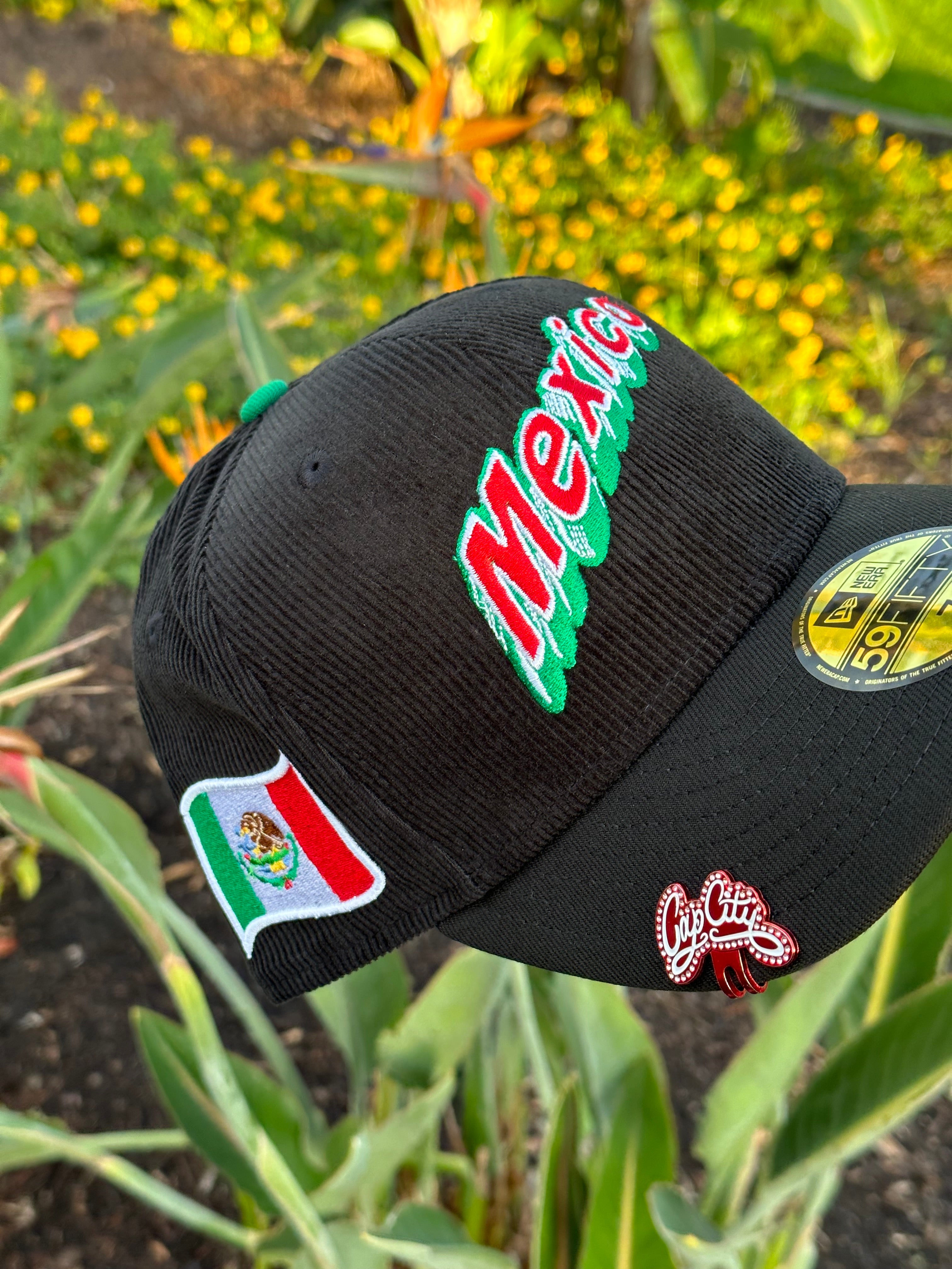 NEW ERA EXCLUSIVE 59FIFTY CORDUROY/BLACK MEXICO TWO TONE W/ MEXICO FLAG SIDE PATCH