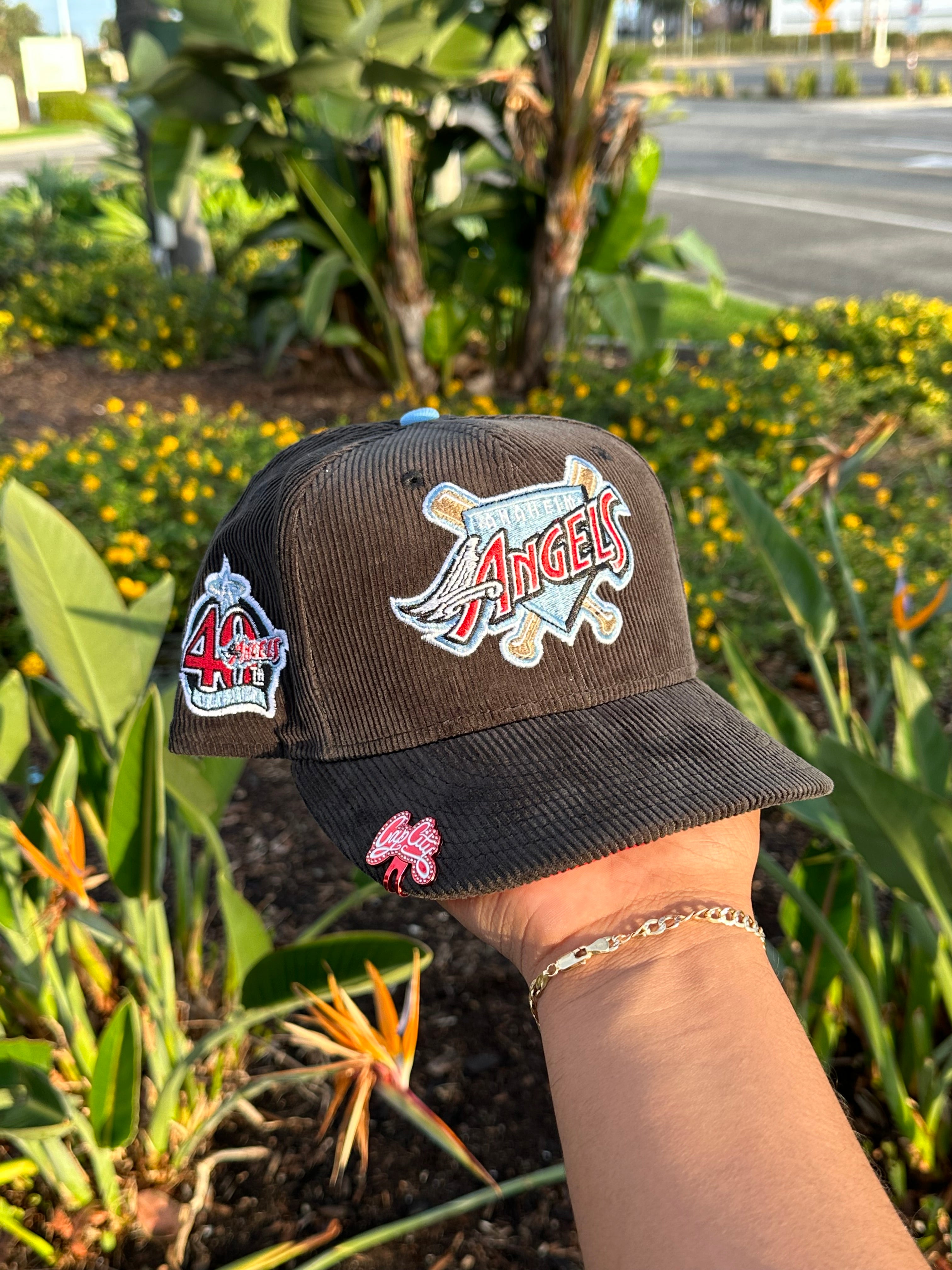 EXCLUSIVO DE NEW ERA 59FIFTY ANAHEIM ANGELS DE PANA NEGRA CON PARCHE LATERAL DEL 40 ANIVERSARIO 