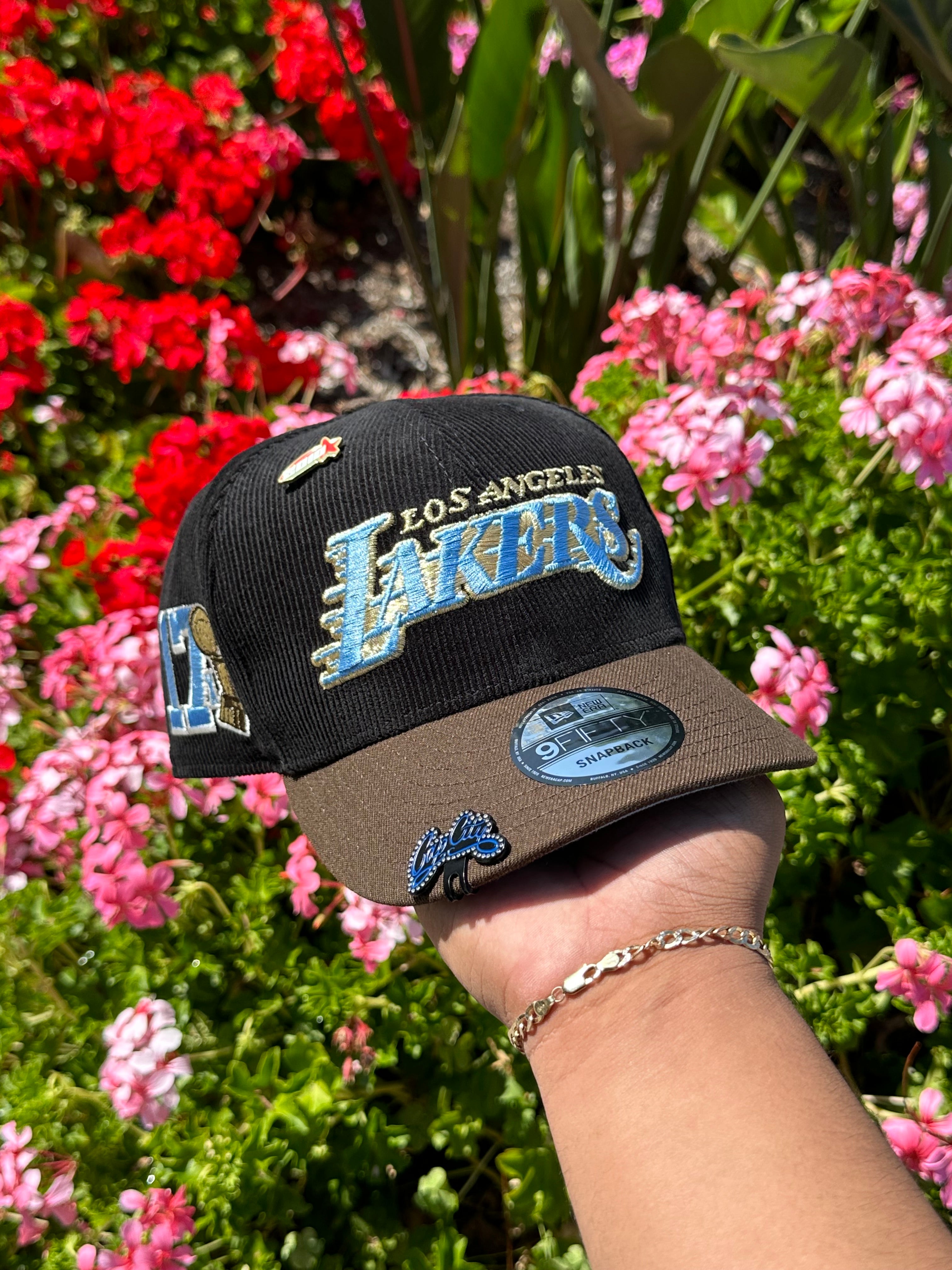 NEW ERA EXCLUSIVE 9FIFTY CORDUROY/BROWN LOS ANGELES LAKERS SCRIPT SNAPBACK W/ 17X CHAMPIONS SIDE PATCH