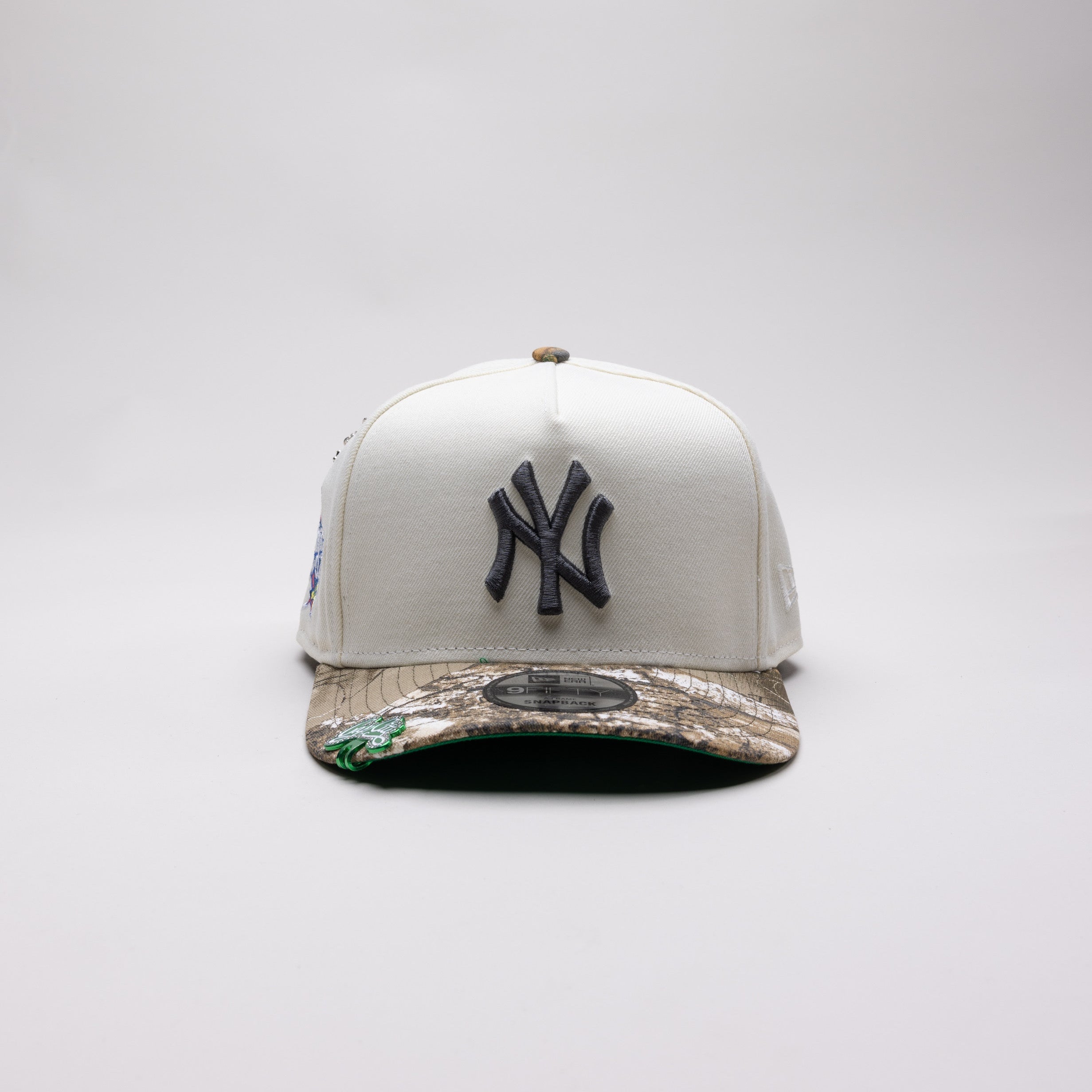 NEW ERA EXCLUSIVE 9FIFTY A-FRAME CHROME/ REALTREE NEW YORK YANKEES SNAPBACK W/ 1996 WORLD SERIES SIDE PATCH