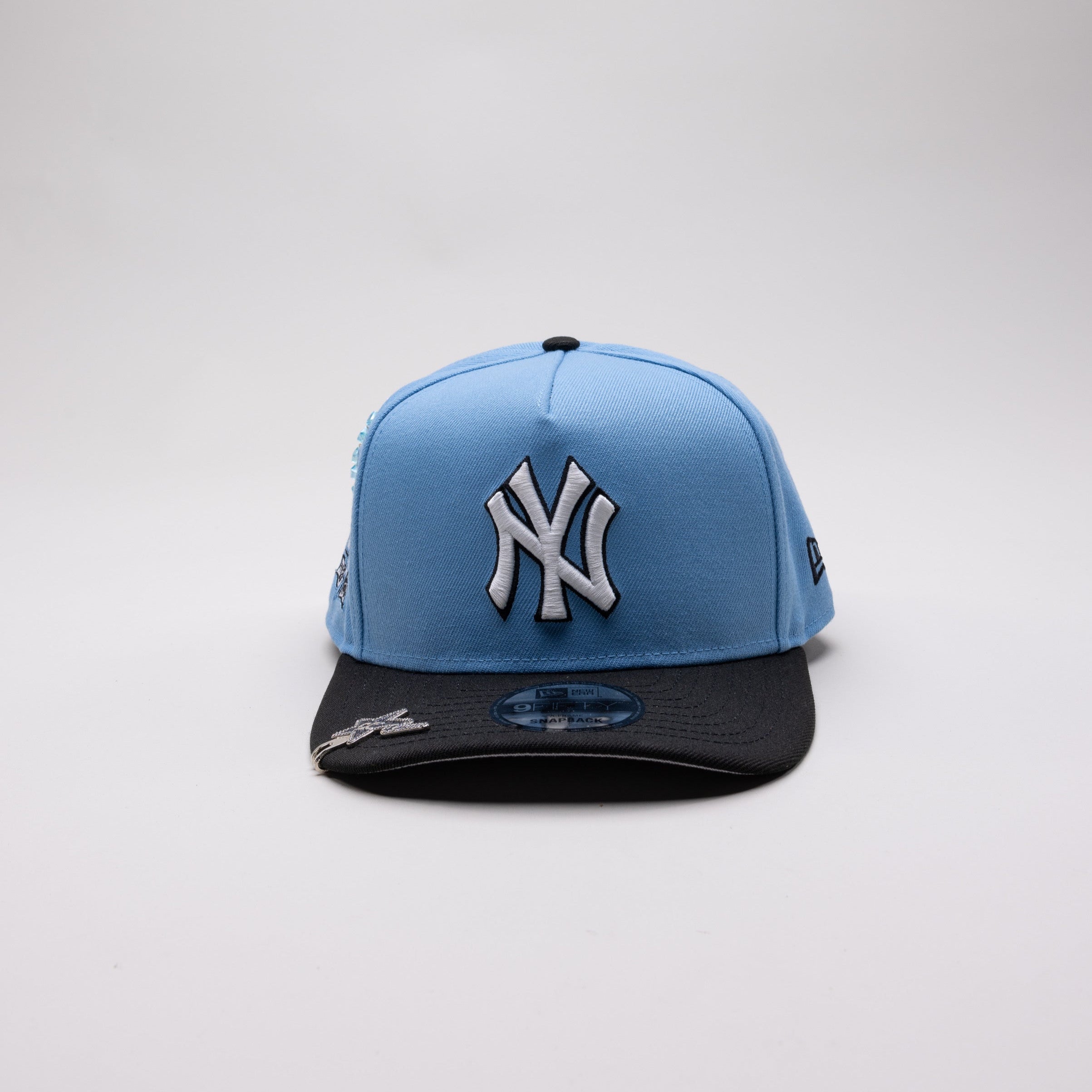 NEW ERA EXCLUSIVE 9FIFTY A-FRAME SKY BLUE/ BLACK NEW YORK YANKEES SNAPBACK W/ 75TH ANNIVERSARY SIDE PATCH