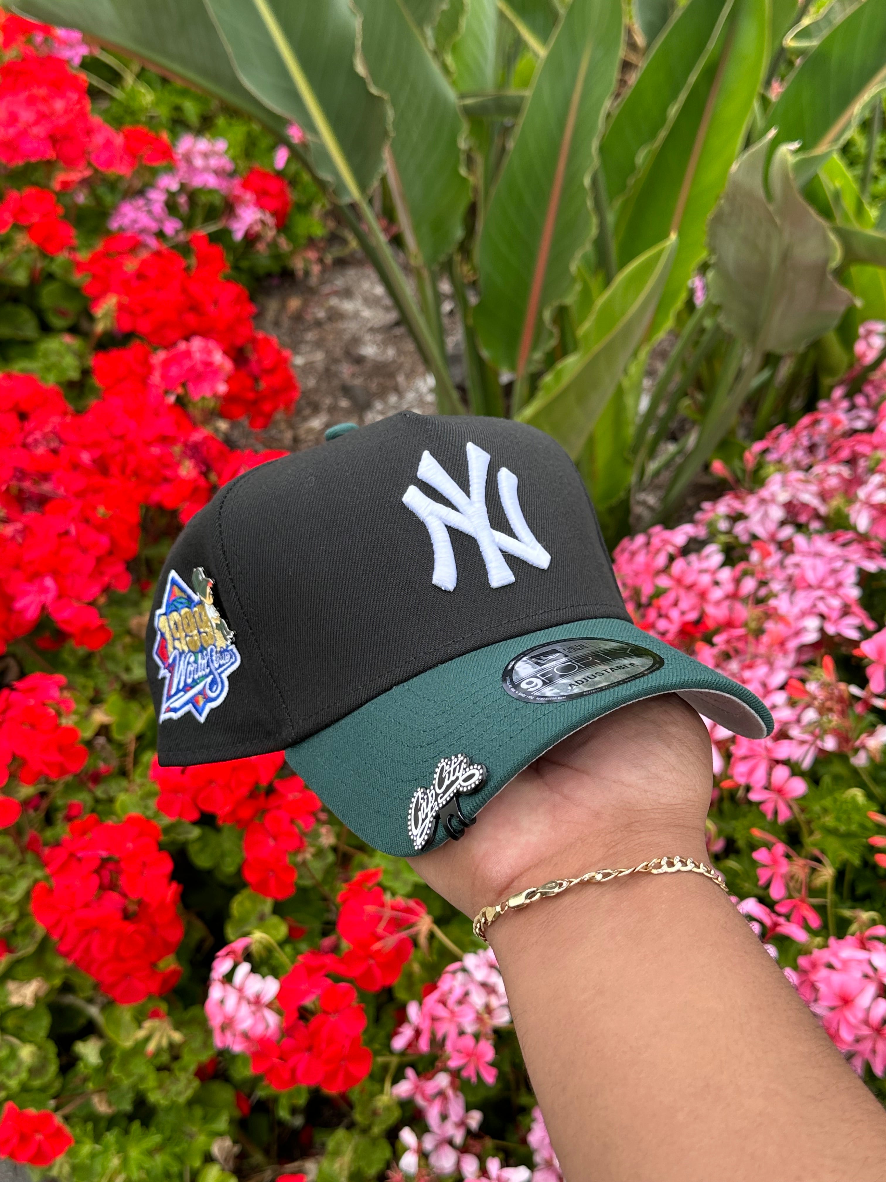 NEW ERA EXCLUSIVE 9FORTY A-FRAME BLACK/GREEN NEW YORK YANKEES W/ 1999 WORLD SERIES SIDE PATCH