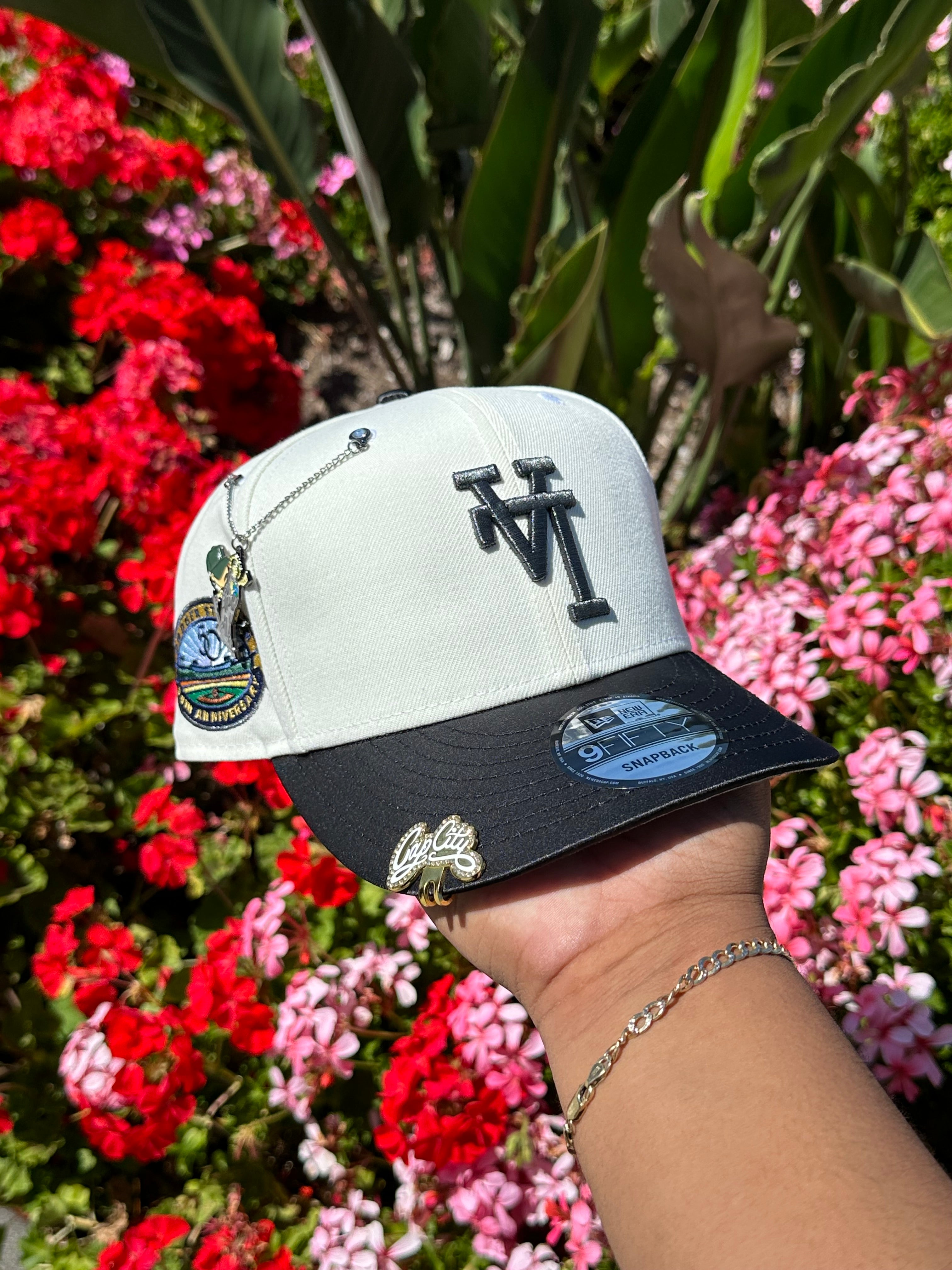 NEW ERA EXCLUSIVE 9FIFTY CHROME WHITE/SATIN UPSIDE DOWN LOS ANGELES DODGERS SNAPBACK W/ 50TH ANNIVERSARY SIDE PATCH