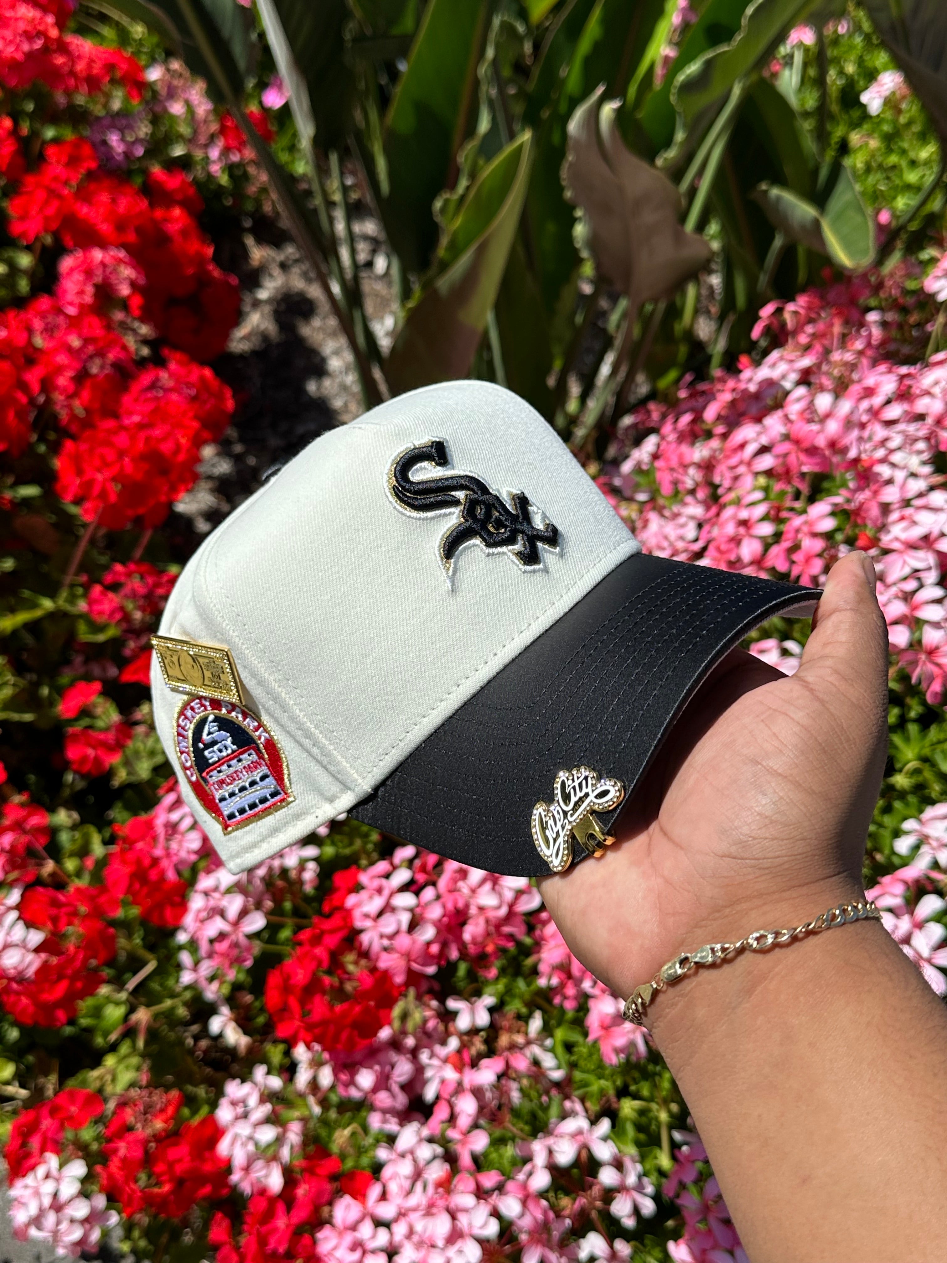 NEW ERA EXCLUSIVE 9FORTY A-FRAME CHROME WHITE/SATIN CHICAGO WHITE SOX W/ COMISKEY PARK SIDE PATCH