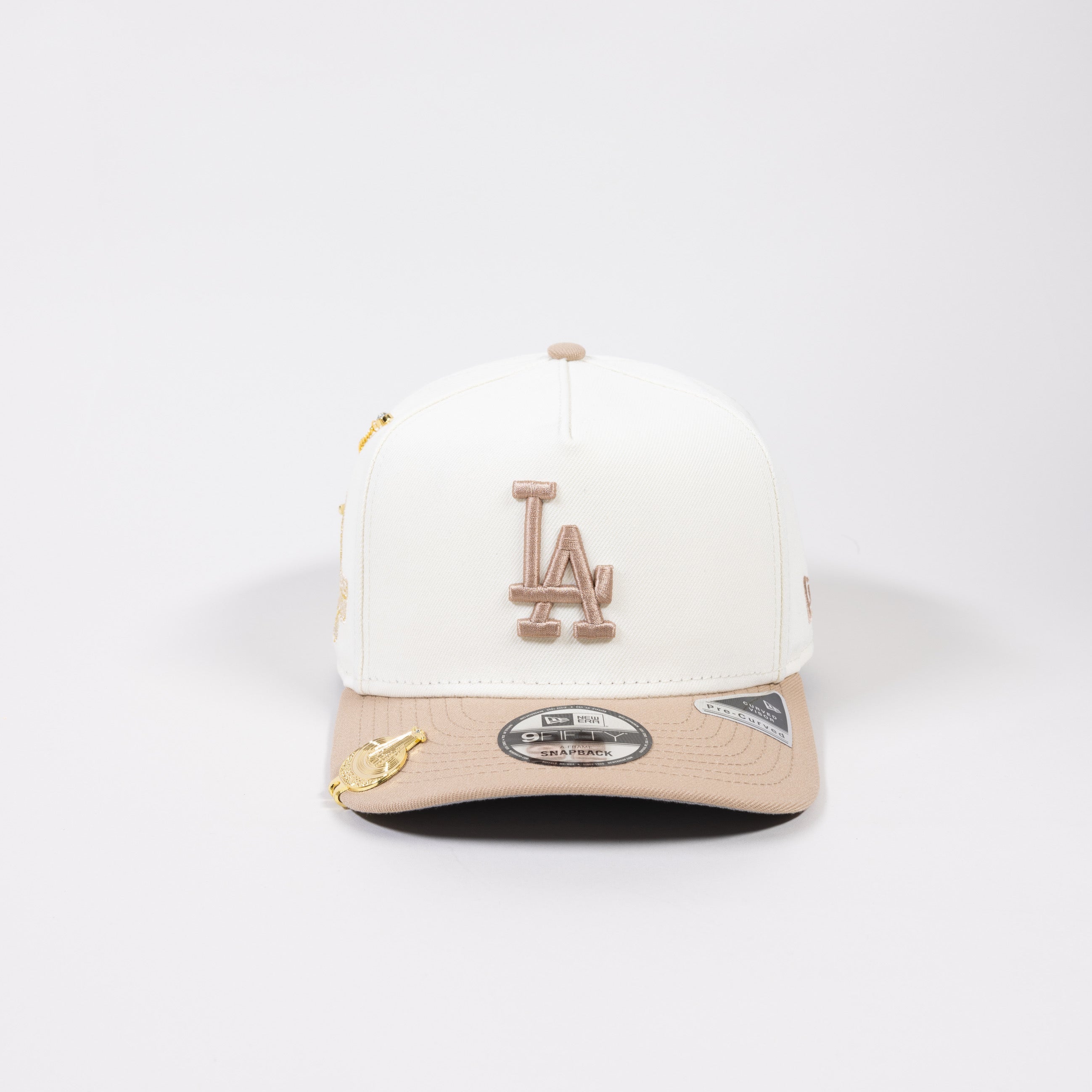 NEW ERA EXCLUSIVE 9FIFTY A-FRAME CHROME/ LIGHT KHAKI LOS ANGELES DODGERS SNAPBACK W/ 2024 WORLD SERIES CHAMPIONS SIDE PATCH