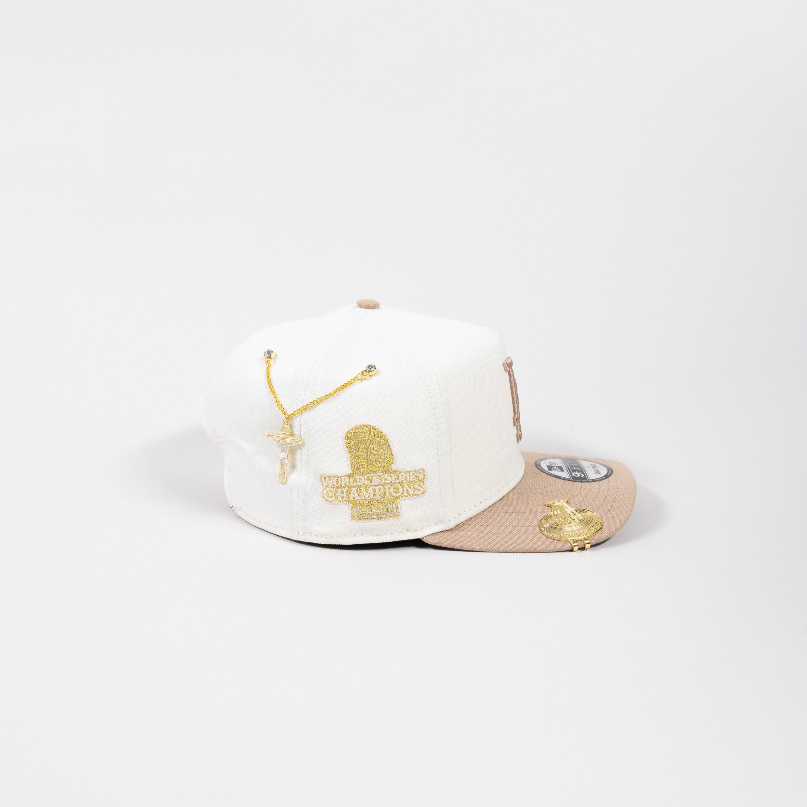 NEW ERA EXCLUSIVE 9FIFTY A-FRAME CHROME/ LIGHT KHAKI LOS ANGELES DODGERS SNAPBACK W/ 2024 WORLD SERIES CHAMPIONS SIDE PATCH