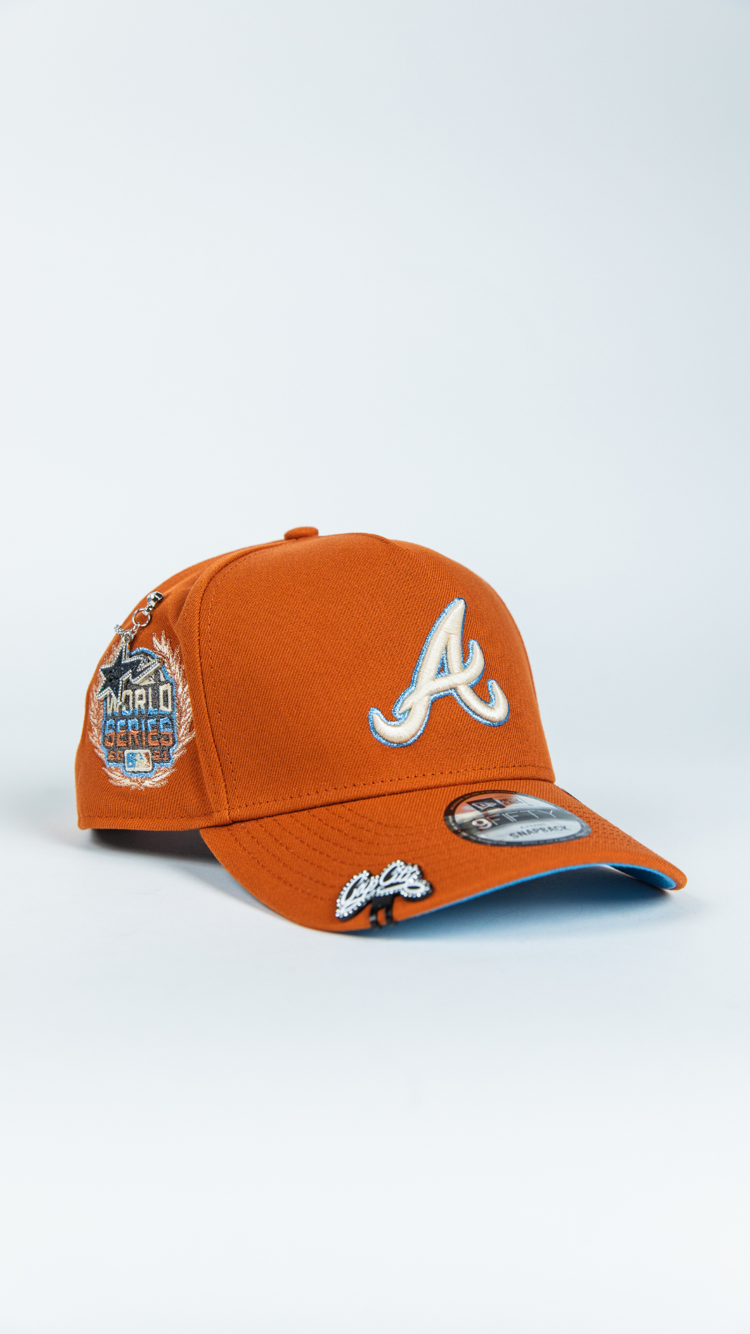 SNAPBACK 9FIFTY AZUL MARINO ATLANTA BRAVES EXCLUSIVO DE NEW ERA CON PARCHE DEL JUEGO ALL STAR 2000 