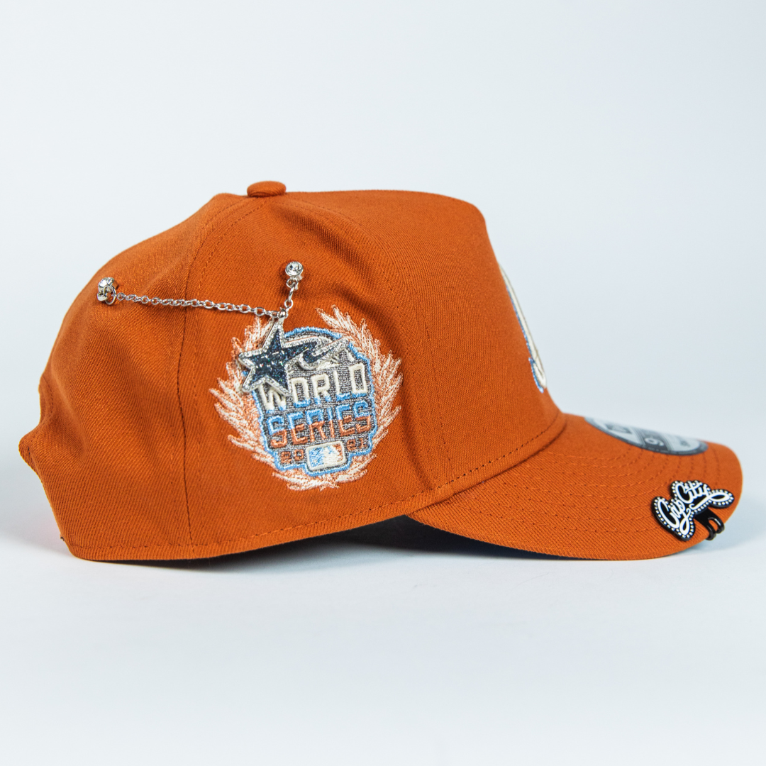 SNAPBACK 9FIFTY AZUL MARINO ATLANTA BRAVES EXCLUSIVO DE NEW ERA CON PARCHE DEL JUEGO ALL STAR 2000 