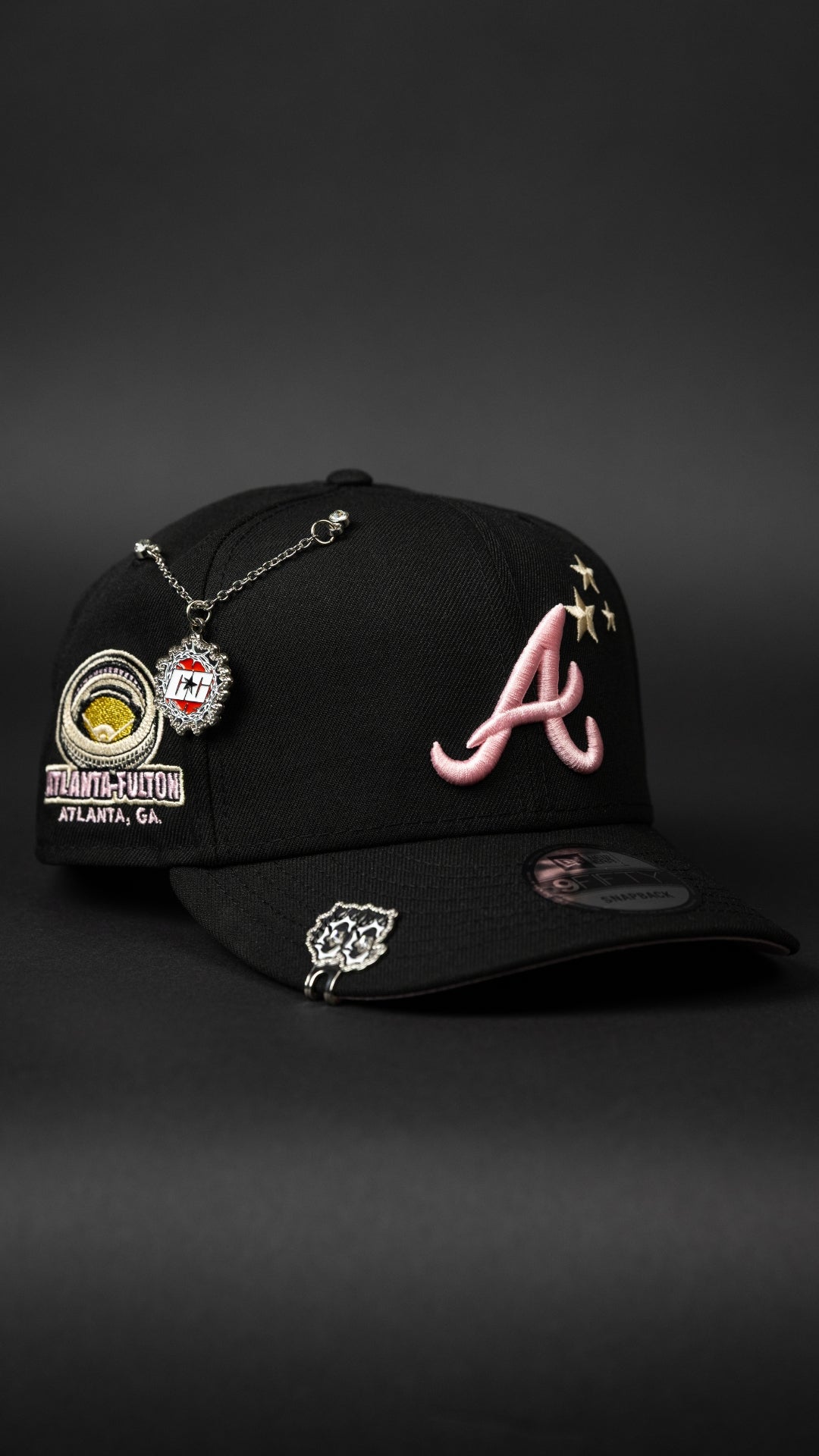 NEW ERA EXCLUSIVE 9FIFTY BLACK ATLANTA BRAVES SNAPBACK W/ ATL-FULTON SIDE PATCH