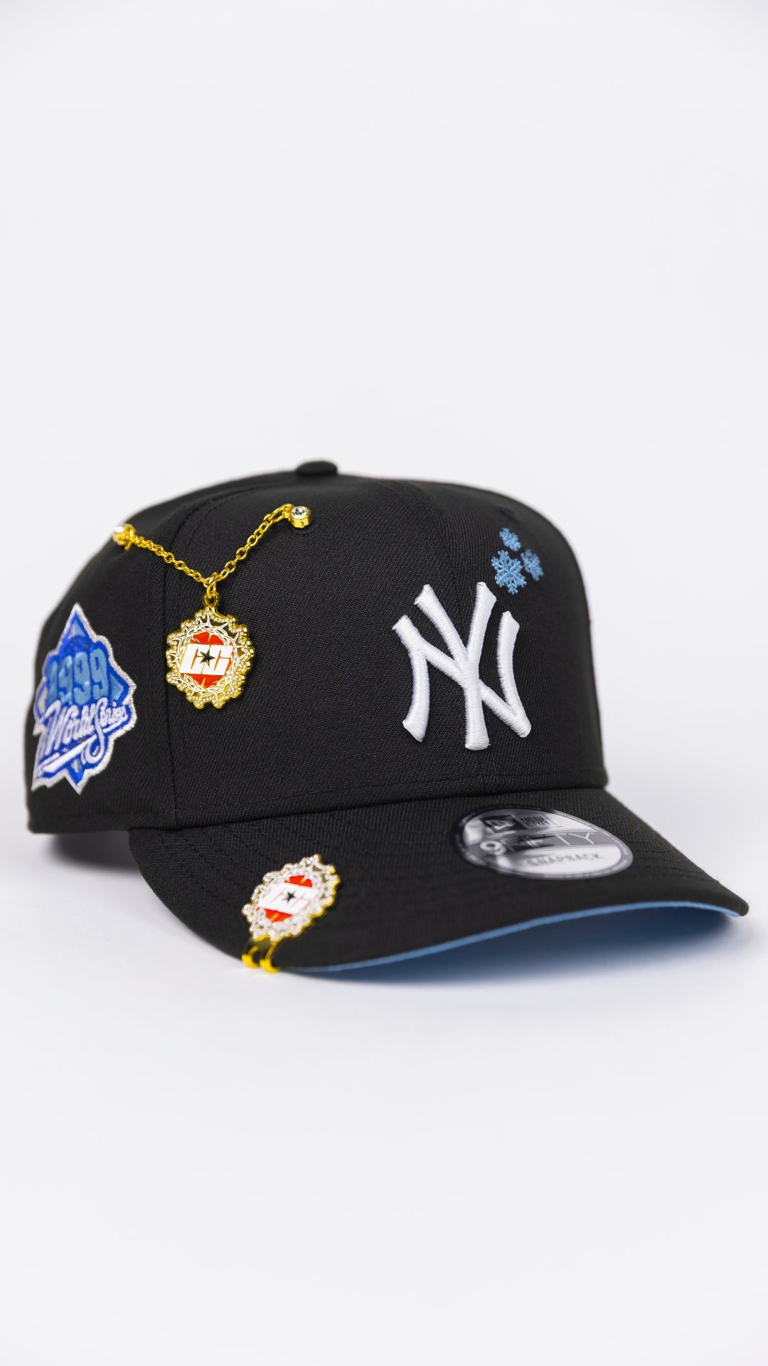 NEW ERA EXCLUSIVE 9FIFTY BLACK NEW YORK YANKEES SNAPBACK W/ SNOWFLAKES + 1999 WORLD SERIES SIDE PATCH