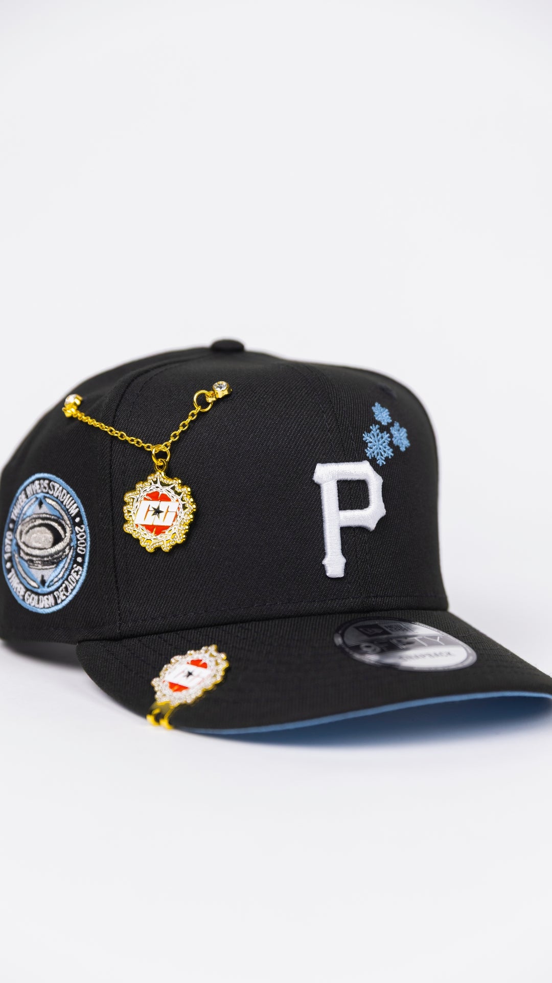 NEW ERA EXCLUSIVE 9FIFTY BLACK PITTSBURGH PIRATES SNAPBACK W/ SNOWFLAKES + THREE RIVERS STADIUM SIDE PATCH
