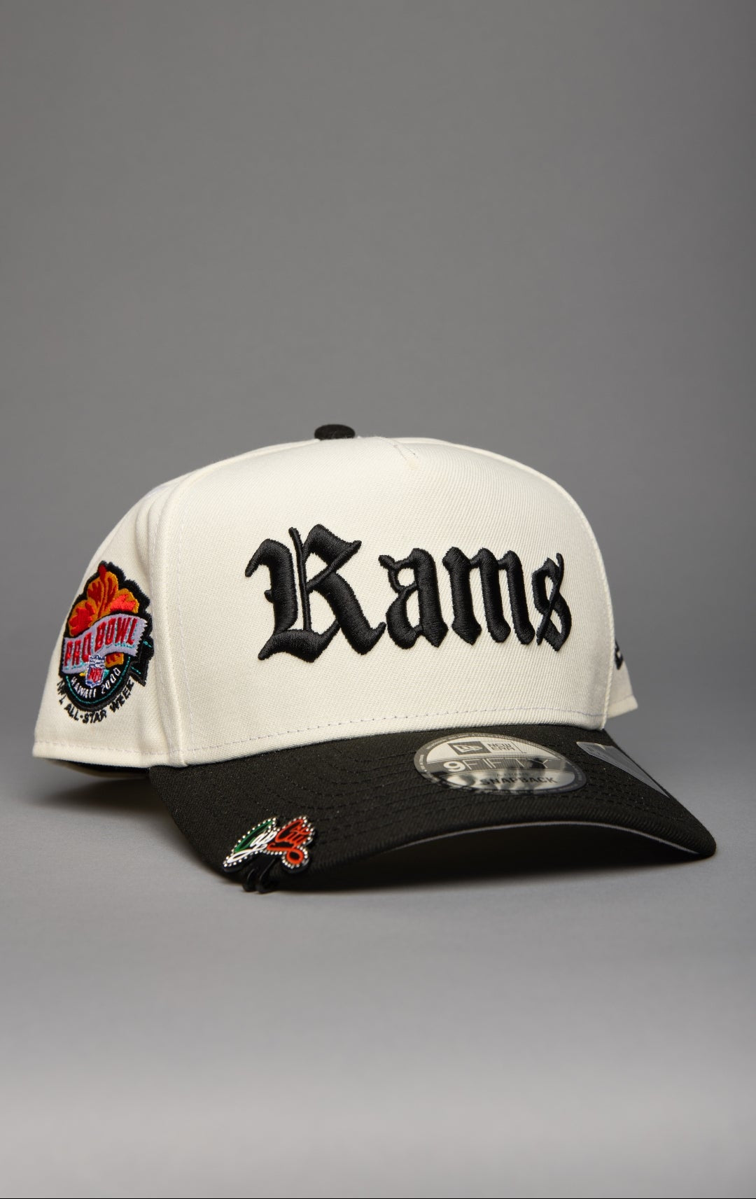 NEW ERA 9FIFTY A-FRAME CHROME/BLACK LOS ANGELES RAMS SCRIPT SNAPBACK W/ PRO BOWL SIDE PATCH