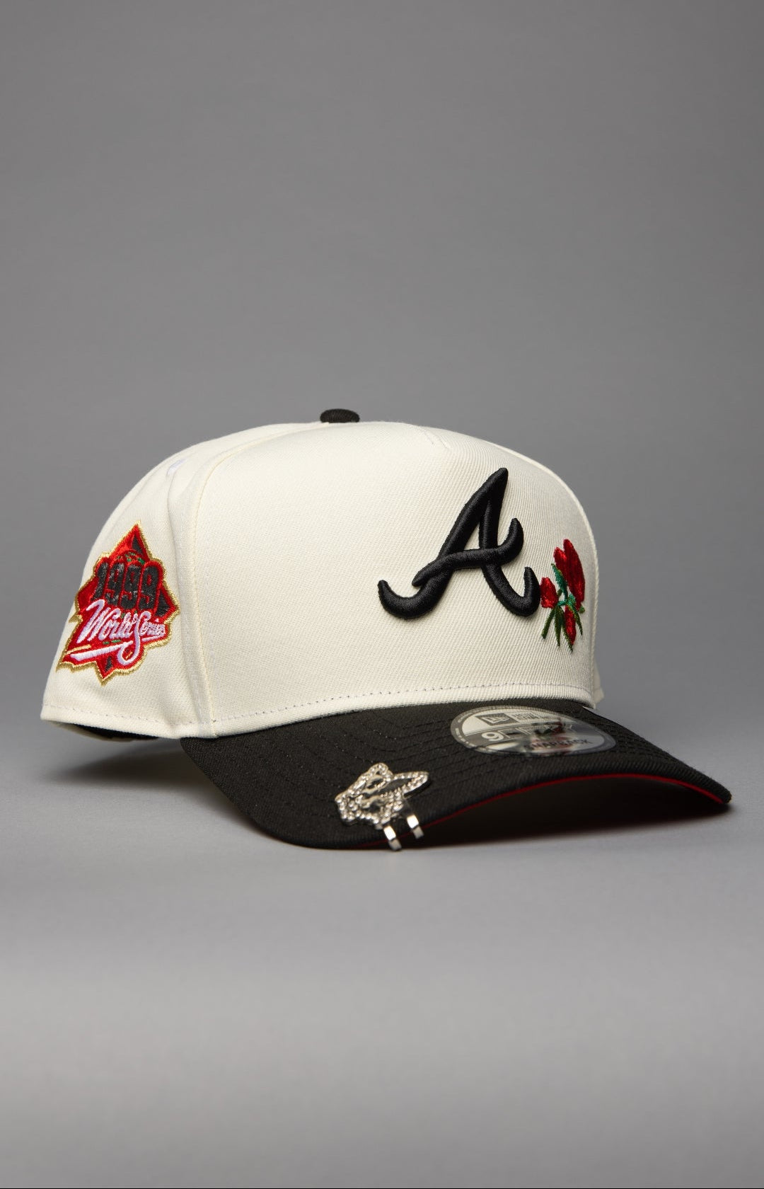 NEW ERA 9FIFTY A-FRAME CHROME/BLACK ATLANTA BRAVES SNAPBACK W/ RED ROSES + 1999 WORLD SERIES SIDE PATCH