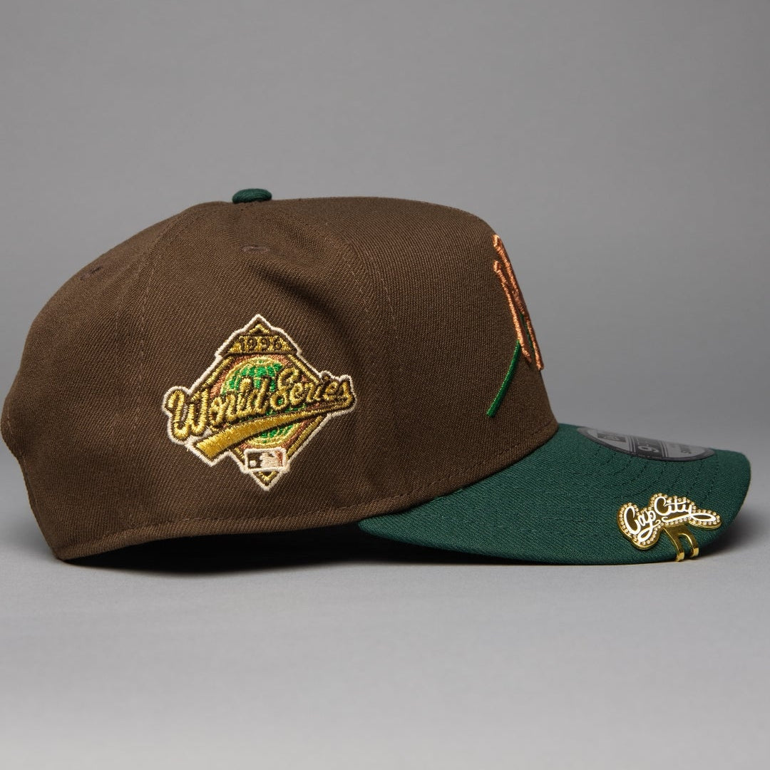 NEW ERA 9FIFTY A-FRAME BROWN/PINE GREEN NEW YORK YANKEES SNAPBACK W/ 1996 WORLD SERIES SIDE PATCH