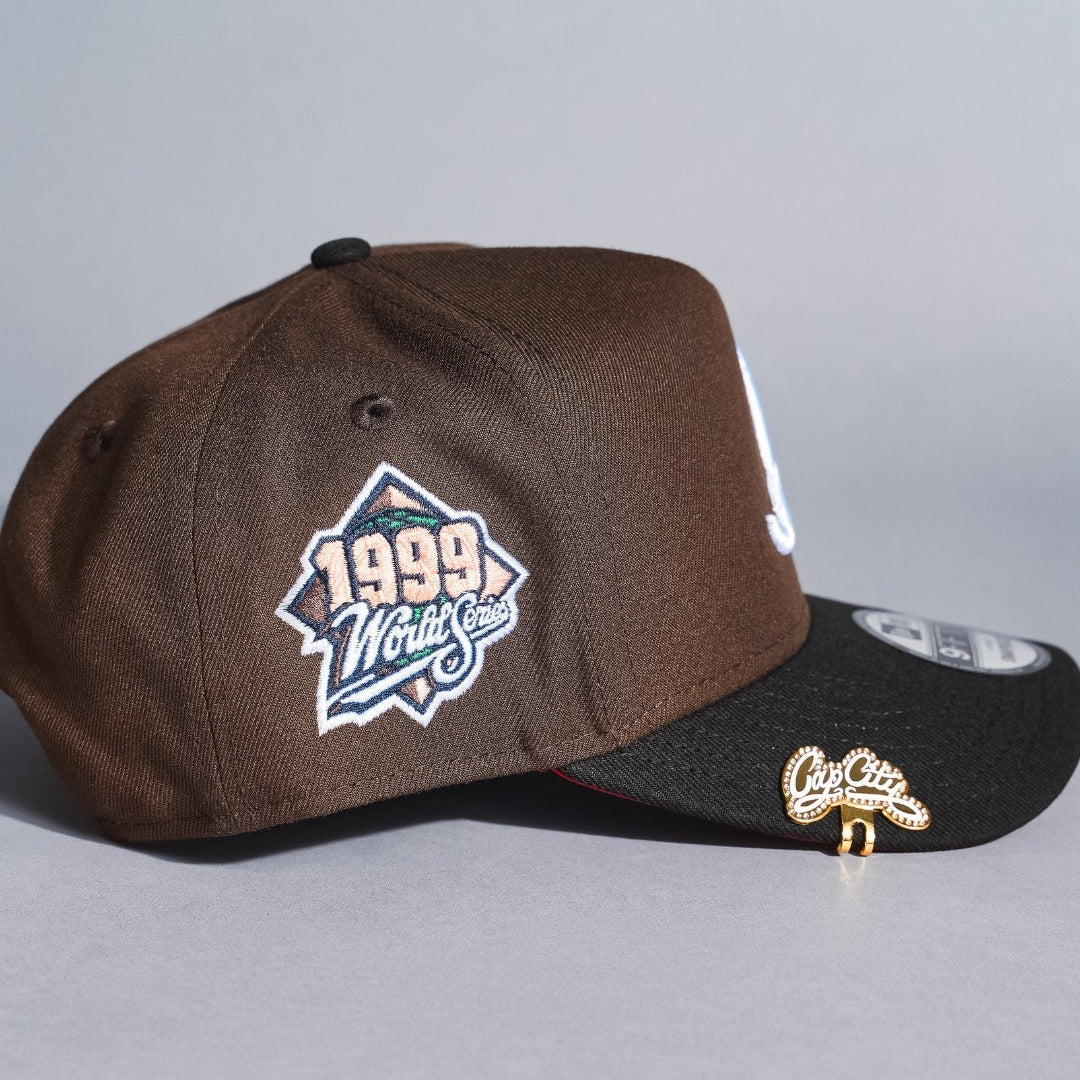 NEW ERA 9FIFTY A-FRAME BROWN/BLACK ATLANTA BRAVES SNAPBACK W/ 1999 WORLD SERIES SIDE PATCH