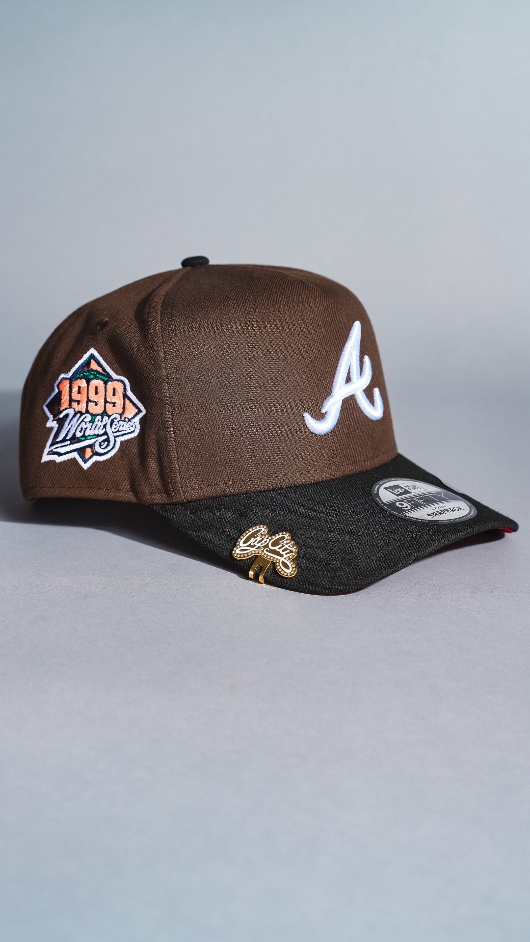 NEW ERA 9FIFTY A-FRAME BROWN/BLACK ATLANTA BRAVES SNAPBACK W/ 1999 WORLD SERIES SIDE PATCH