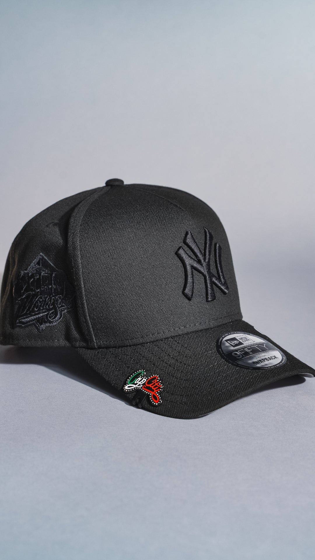 NEW ERA 9FIFTY A-FRAME BLACKED OUT NEW YORK YANKEES SNAPBACK W/ 1999 WORLD SERIES SIDE PATCH
