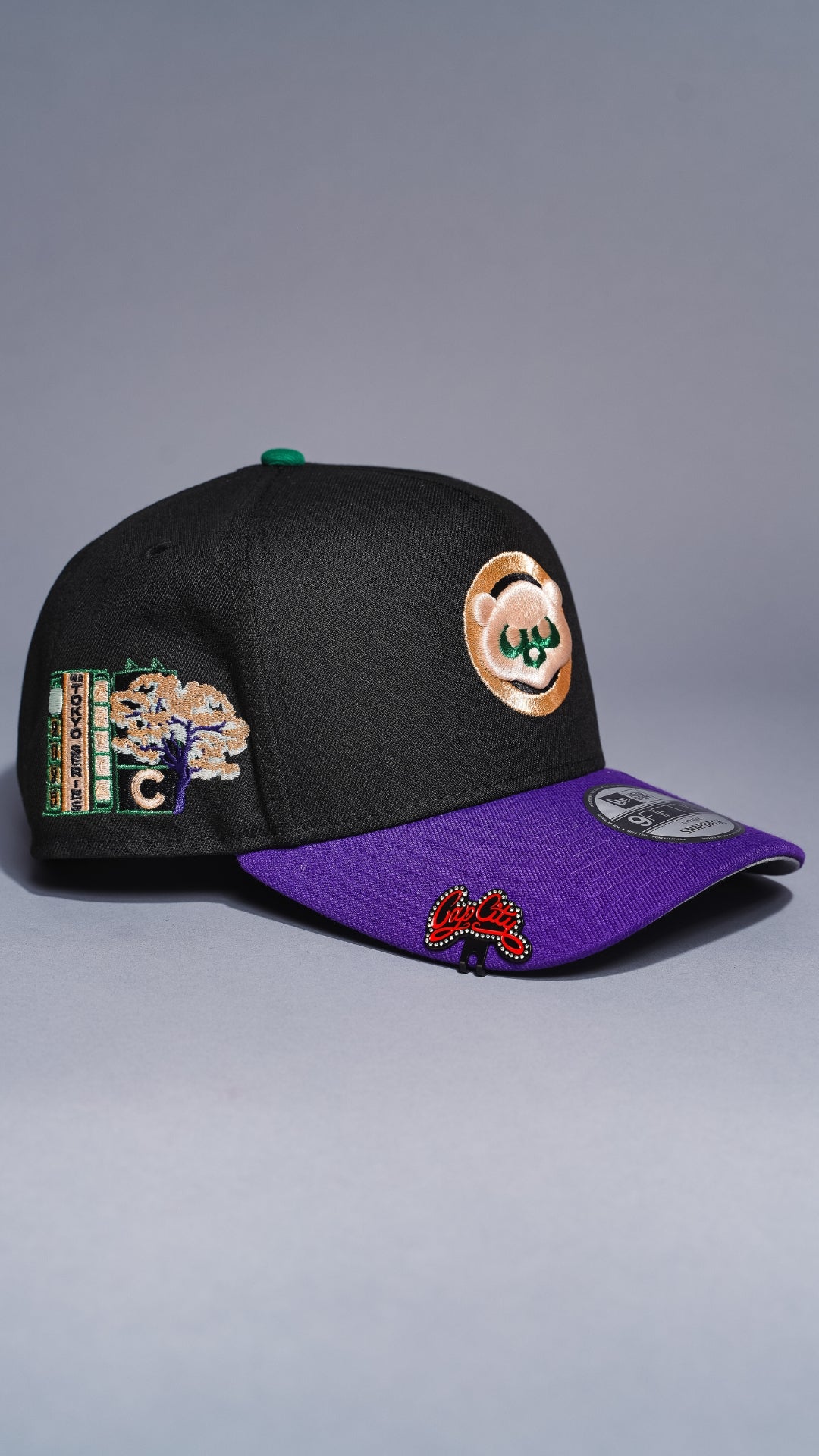 NEW ERA 9FIFTY A-FRAME BLACK/PURPLE CHICAGO CUBS SNAPBACK W/ TOKYO SERIES SIDE PATCH
