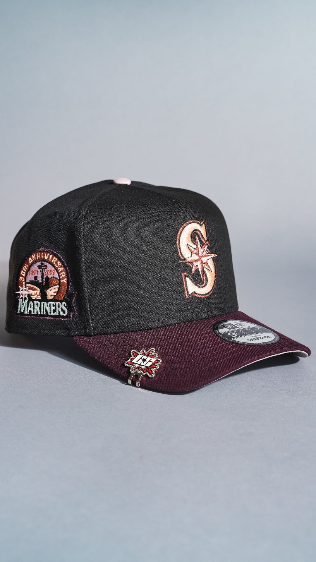 NEW ERA 9FIFTY A-FRAME BLACK/BURGUNDY SEATTLE MARINERS SNAPBACK W/ ANNIVERSARY SIDE PATCH