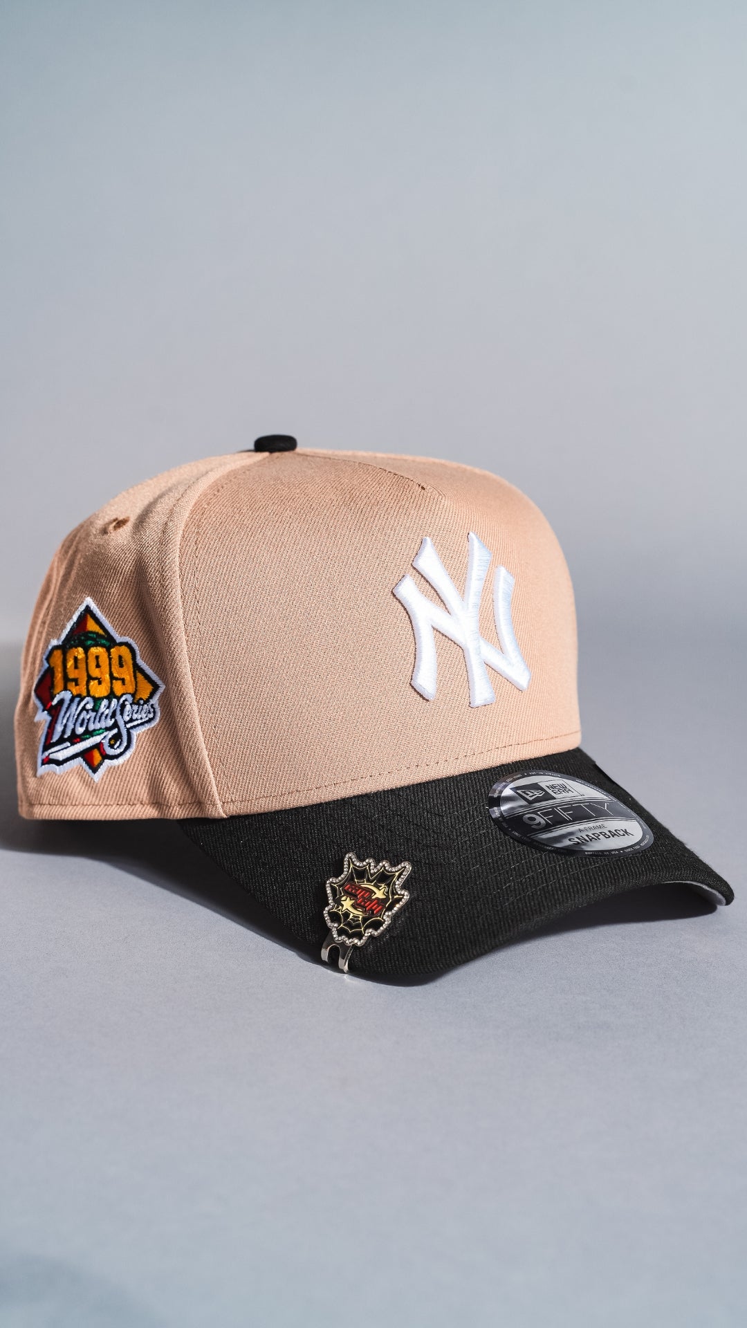 NEW ERA 9FIFTY A-FRAME LIGHT KHAKI/BLACK NEW YORK YANKEES SNAPBACK W/ 1999 WORLD SERIES SIDE PATCH