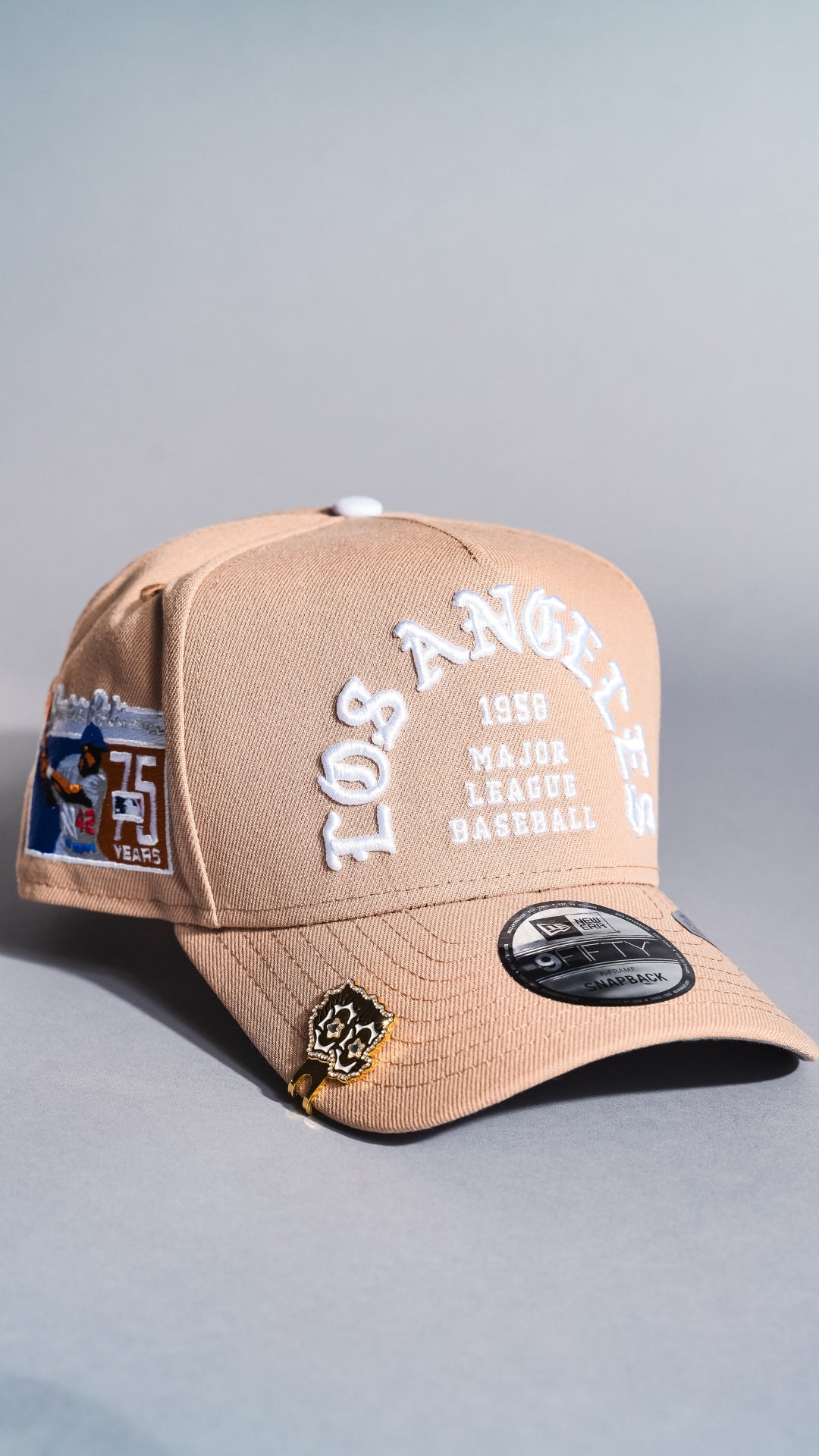 NEW ERA 9FIFTY A-FRAME LIGHT KHAKI LOS ANGELES DODGERS 1958 MLB SCRIPT SNAPBACK W/ JACKIE ROBINSON SIDE PATCH