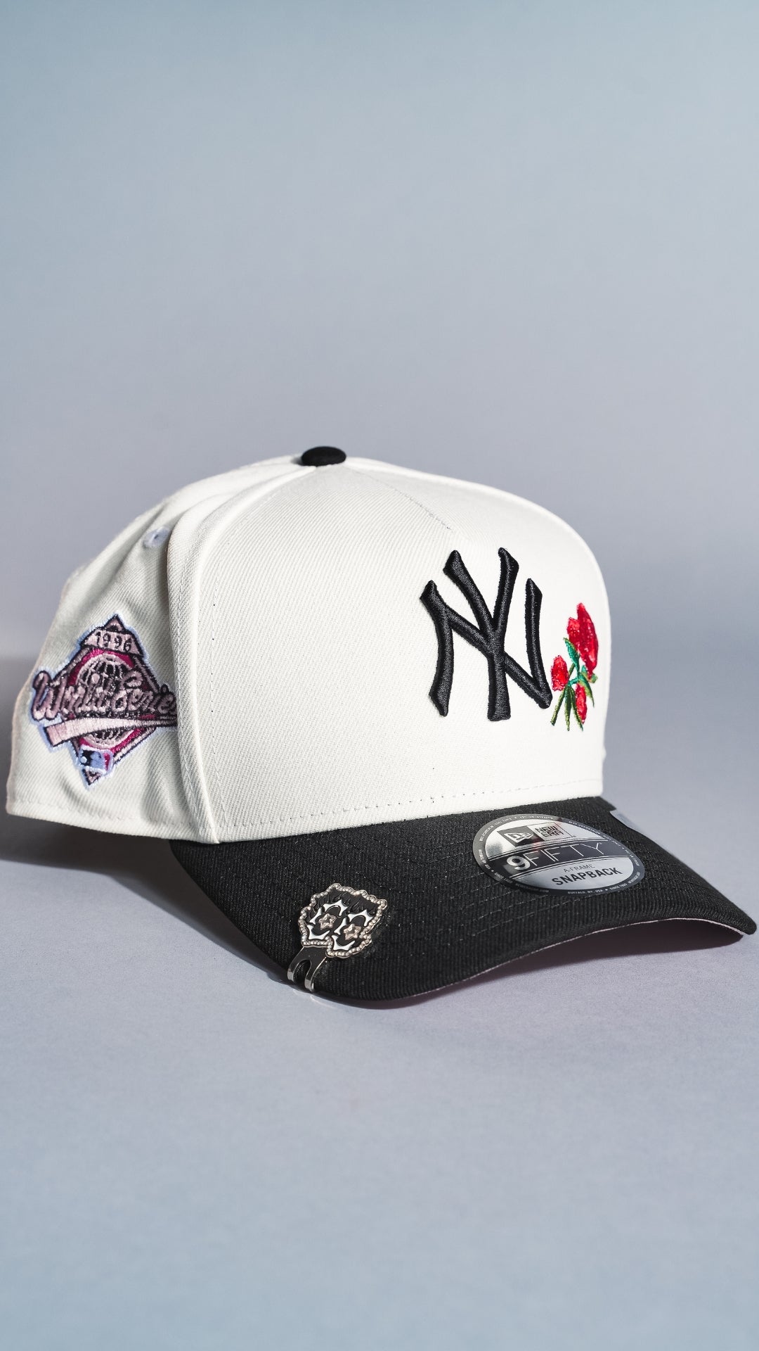 NEW ERA 9FIFTY A-FRAME CHROME/BLACK NEW YORK YANKEES SNAPBACK W/ ROSES + 1996 WORLD SERIES SIDE PATCH