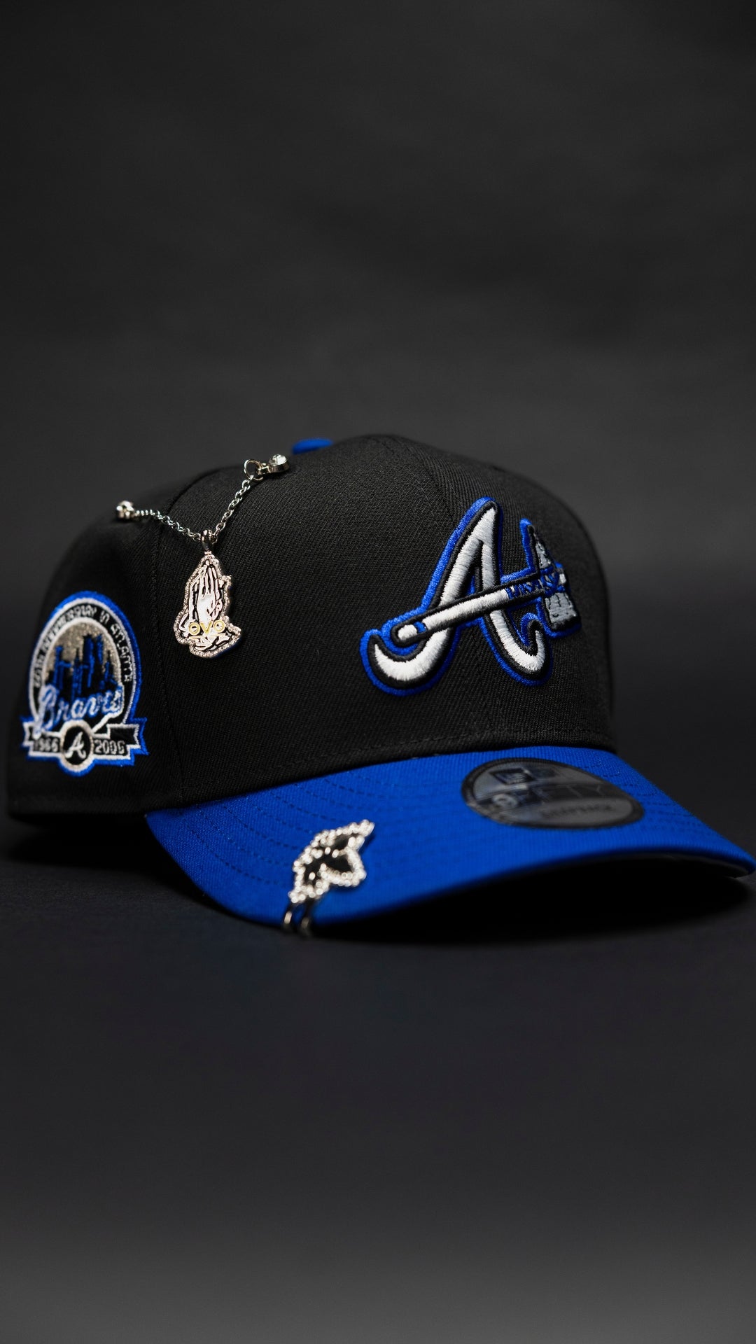 NEW ERA EXCLUSIVE 9FIFTY BLACK/BLUE ATLANTA BRAVES SNAPBACK W/ ANNIVERSARY SIDE PATCH