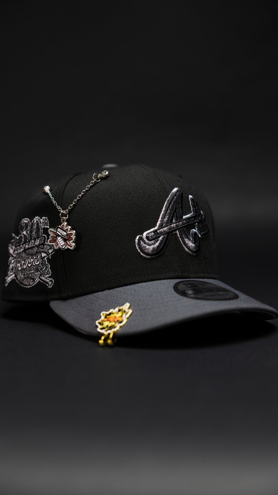 NEW ERA EXCLUSIVE 9FIFTY BLACK/GREY ATLANTA BRAVES SNAPBACK W/ 30TH SEASON SIDE PATCH