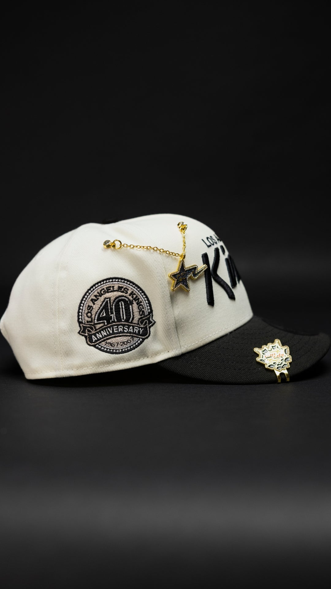 NEW ERA EXCLUSIVE 9FIFTY CHROME/BLACK LOS ANGELES KINGS SCRIPT SNAPBACK W/ 40TH ANNIVERSARY SIDE PATCH