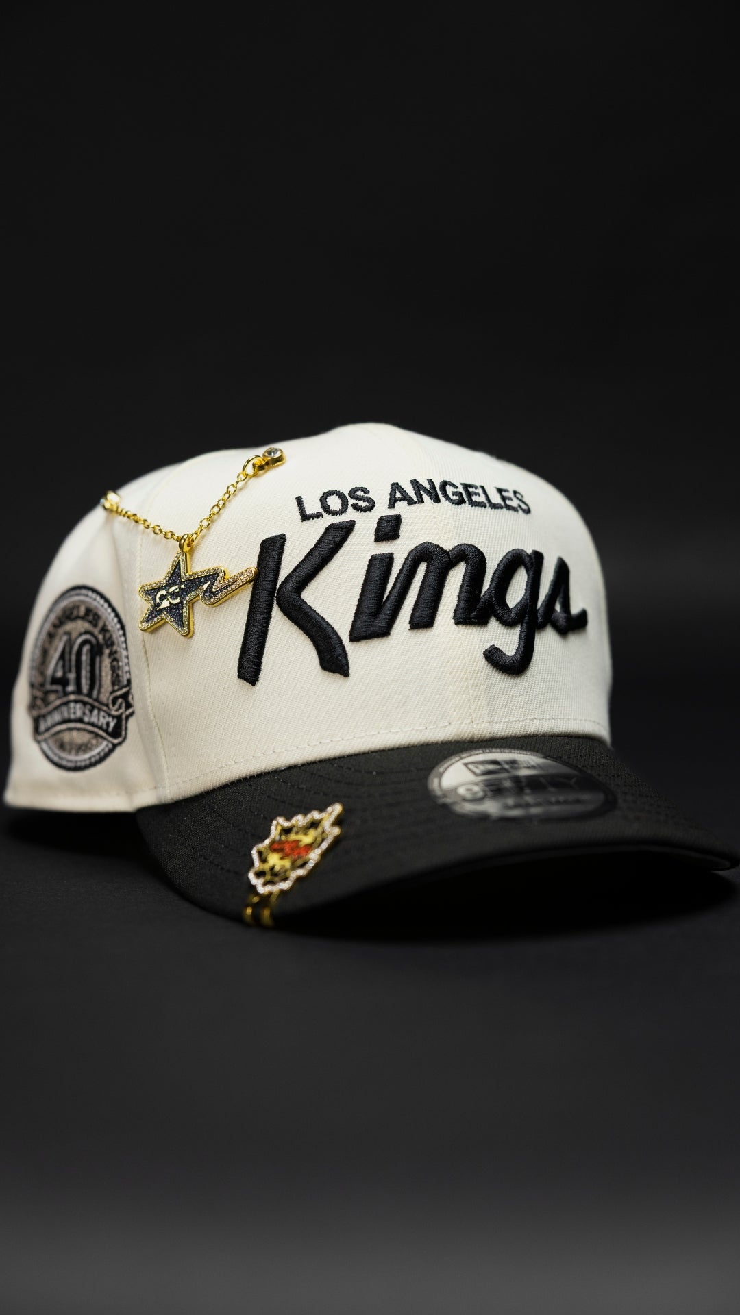 NEW ERA EXCLUSIVE 9FIFTY CHROME/BLACK LOS ANGELES KINGS SCRIPT SNAPBACK W/ 40TH ANNIVERSARY SIDE PATCH