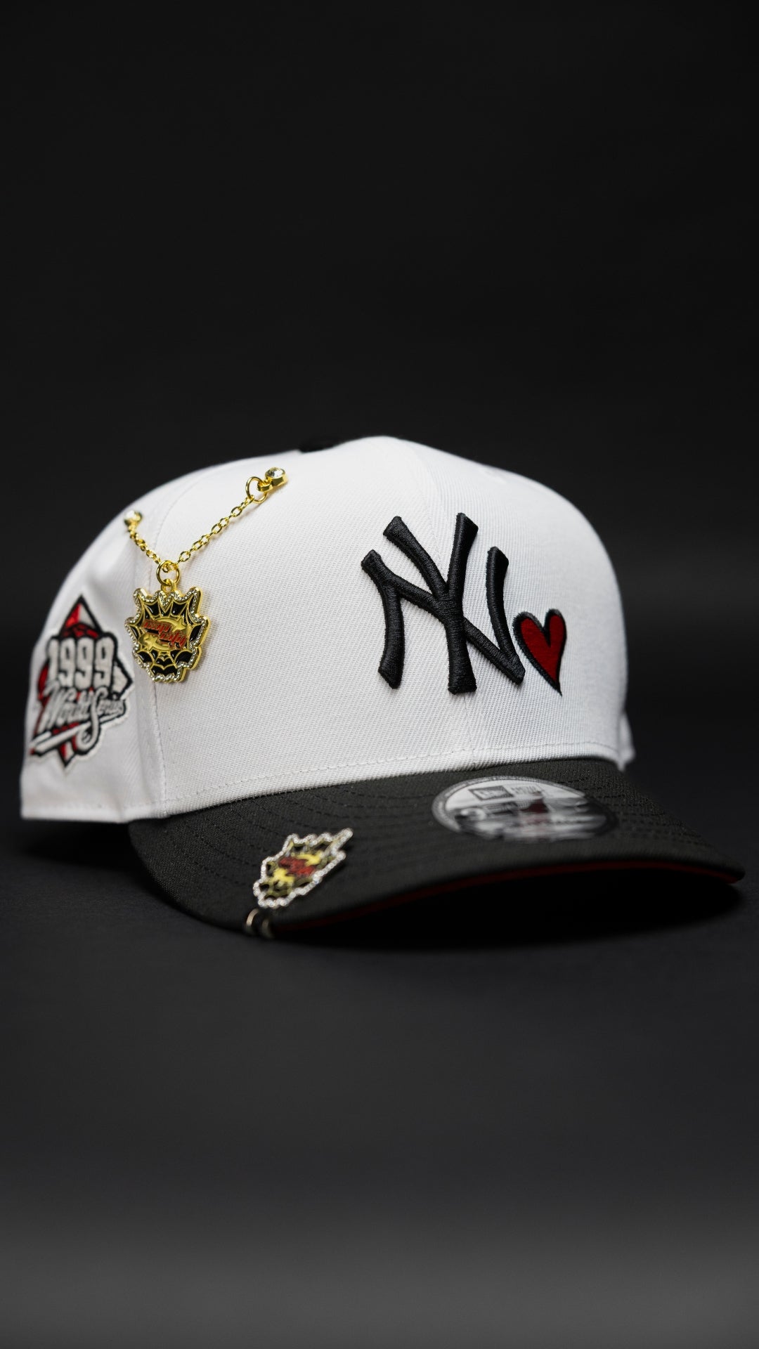 NEW ERA EXCLUSIVE 9FIFTY PEARL WHITE/BLACK NEW YORK YANKEES SNAPBACK W/ HEART + 1999 WORLD SERIES SIDE PATCH