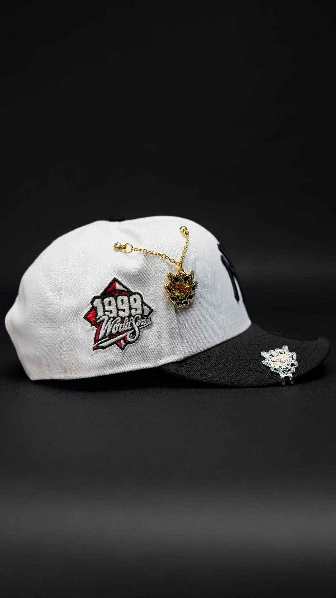 NEW ERA EXCLUSIVE 9FIFTY PEARL WHITE/BLACK NEW YORK YANKEES SNAPBACK W/ HEART + 1999 WORLD SERIES SIDE PATCH