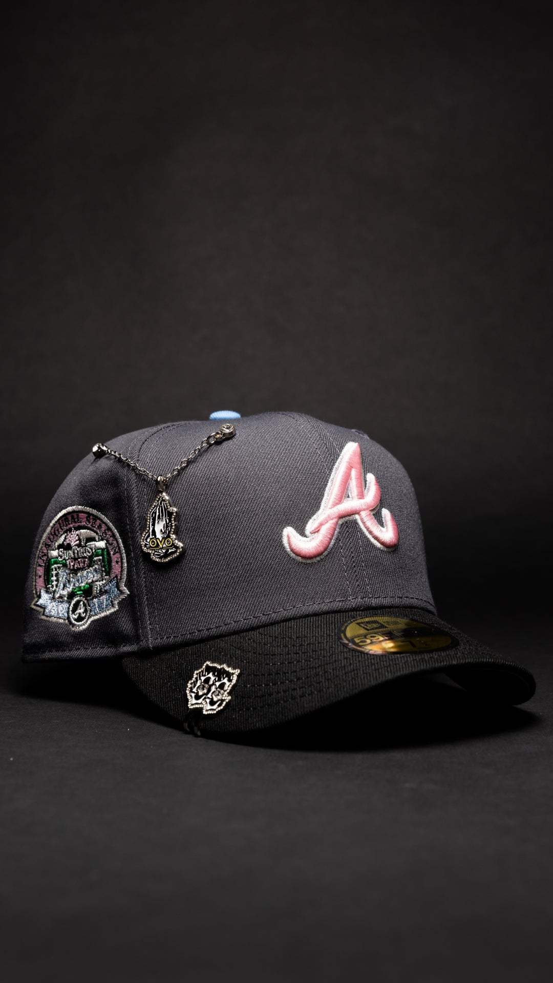 NEW ERA EXCLUSIVE 59FIFTY DARK GREY ATLANTA BRAVES W/ ANNIVERSARY SIDE PATCH
