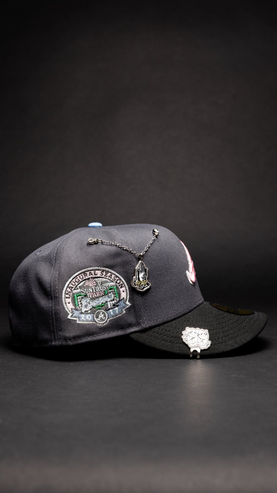 NEW ERA EXCLUSIVE 59FIFTY DARK GREY ATLANTA BRAVES W/ ANNIVERSARY SIDE PATCH