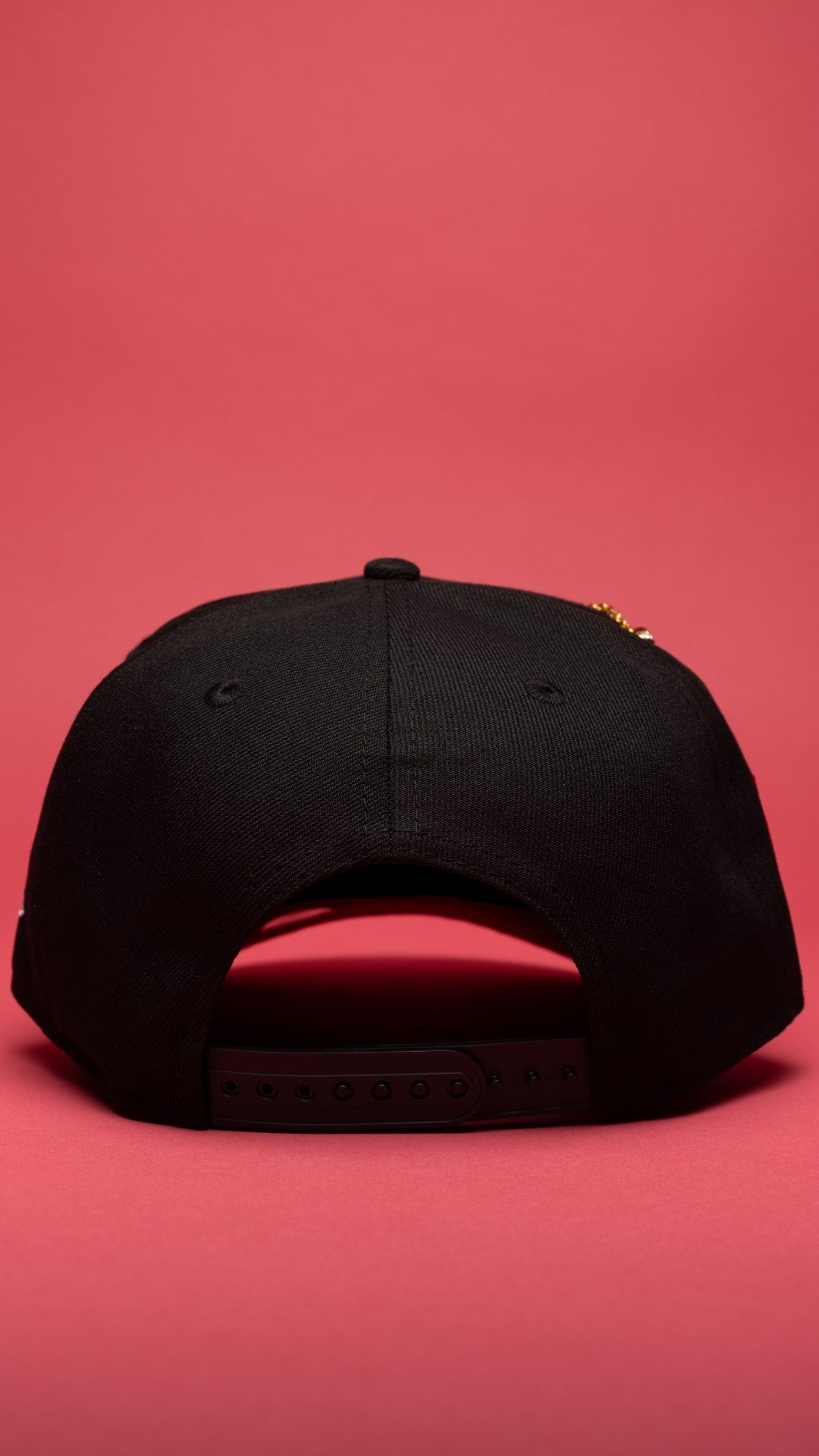 NEW ERA EXCLUSIVE 9FIFTY BLACKED OUT PITTSBURGH PIRATES SNAPBACK W/ THREE RIVES STADIUM SIDE PATCH