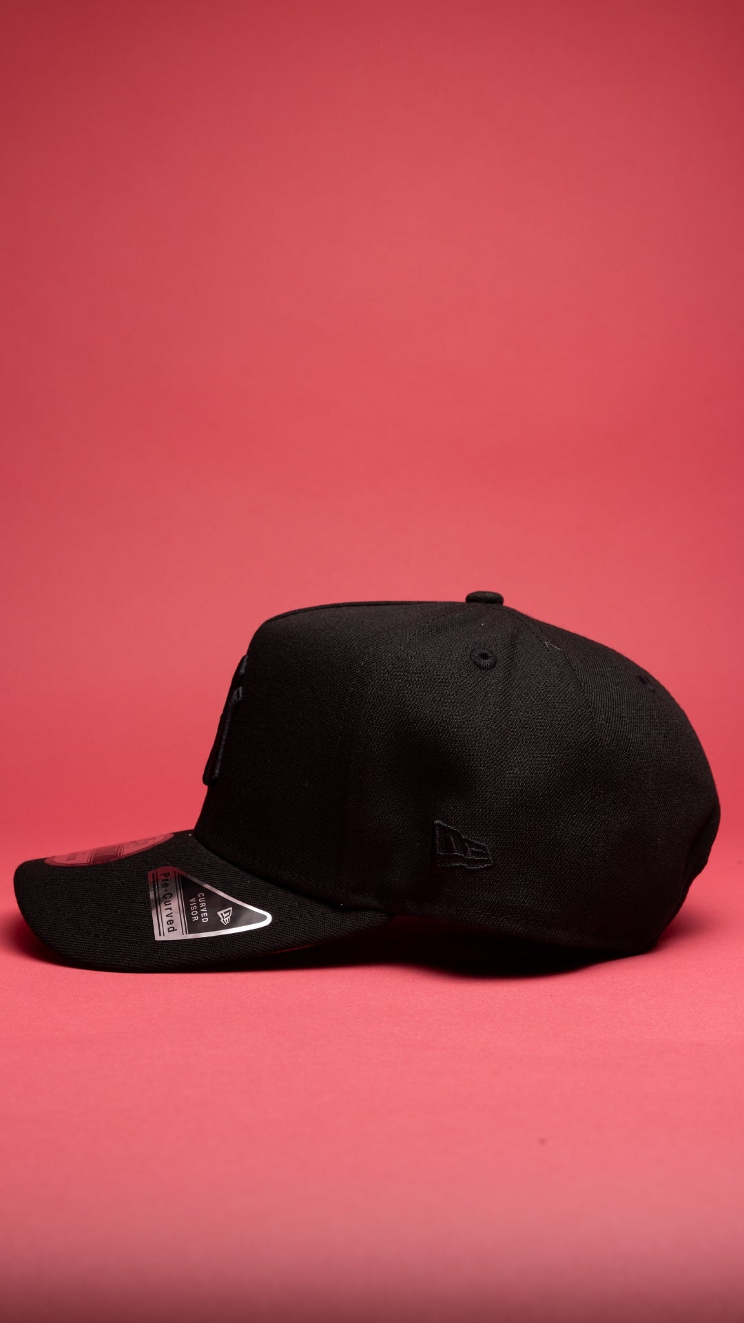 NEW ERA 9FIFTY A-FRAME BLACKED OUT ATLANTA BRAVES SNAPBACK W/ 1999 WORLD SERIES SIDE PATCH