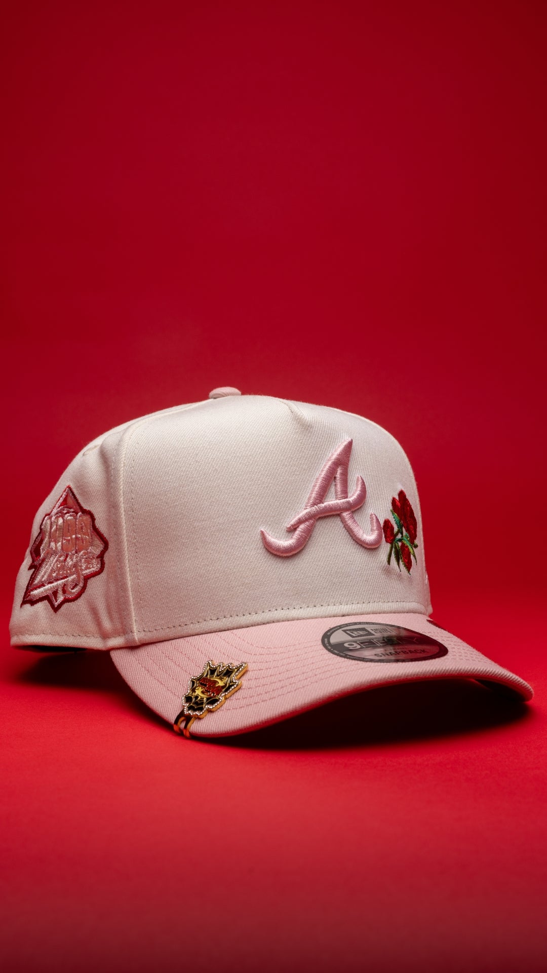 NEW ERA 9FIFTY A-FRAME CHROME/PNK ATLANTA BRAVES SNAPBACK W/ ROSES + 1999 WORLD SERIES SIDE PATCH