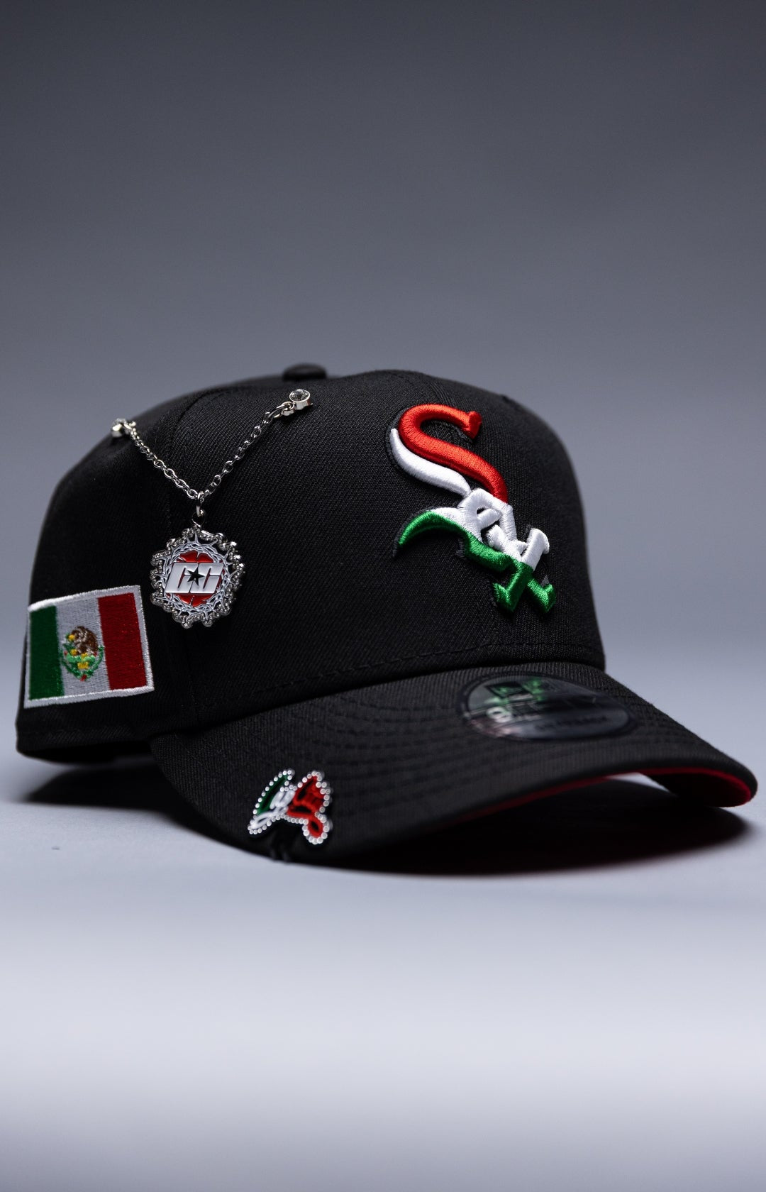 NEW ERA EXCLUSIVE 9FIFTY BLACK CHICAGO WHITE SOX SNAPBACK W/ MEXICAN FLAG LOGO + MEXICO FLAG SIDE PATCH