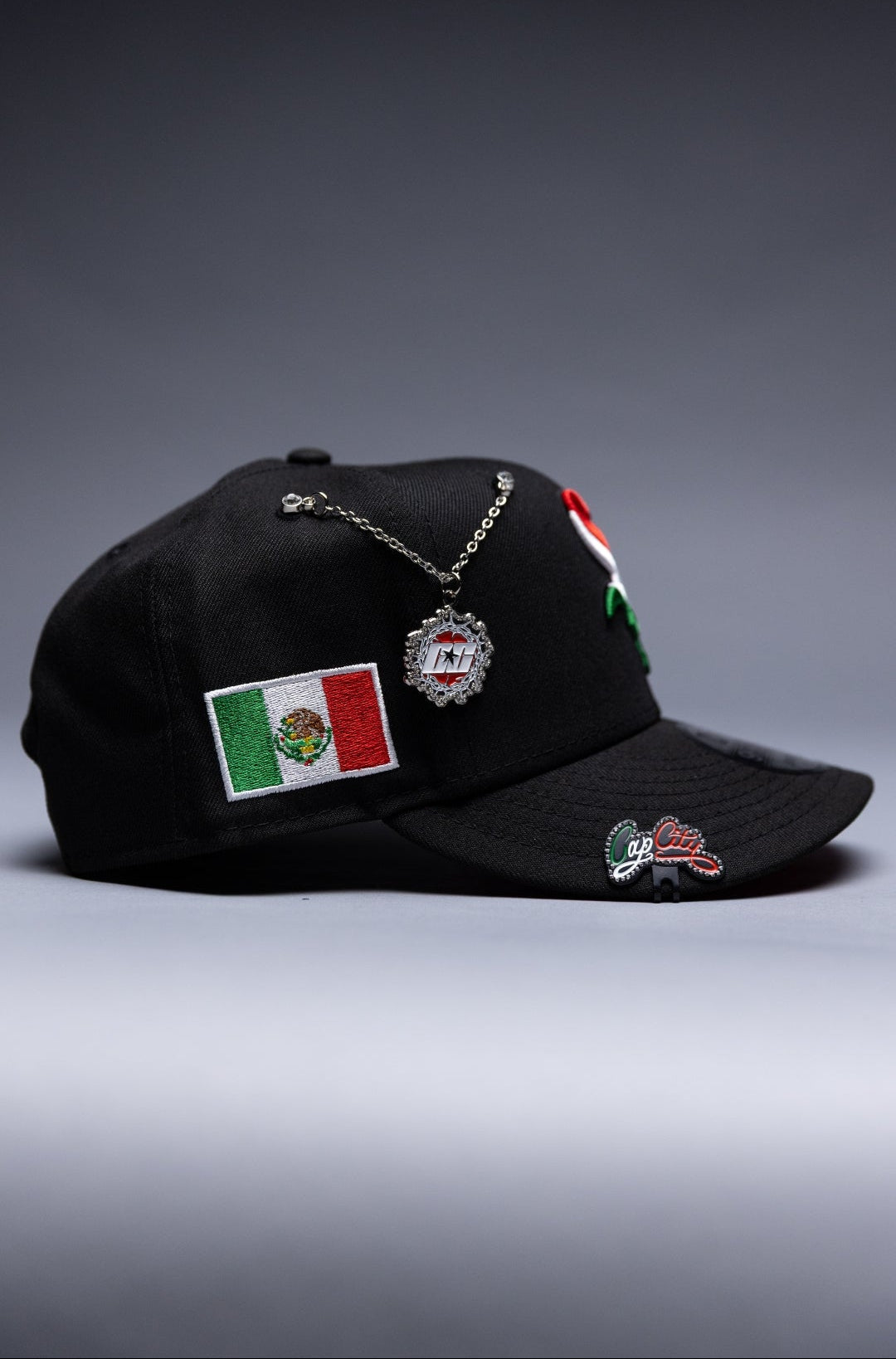 NEW ERA EXCLUSIVE 9FIFTY BLACK CHICAGO WHITE SOX SNAPBACK W/ MEXICAN FLAG LOGO + MEXICO FLAG SIDE PATCH