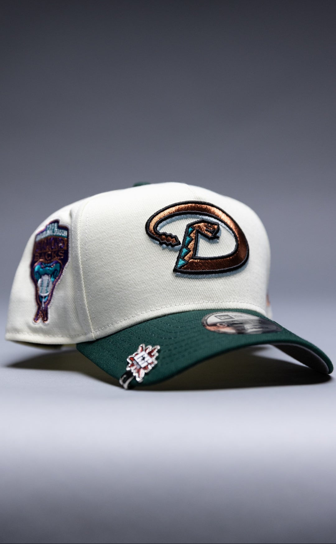 NEW ERA 9FIFTY A-FRAME CHROME/FOREST GREEN ARIZONA DIAMONDBACKS SNAPBACK W/ 1998 INUGURAL SEASON SIDE PATCH