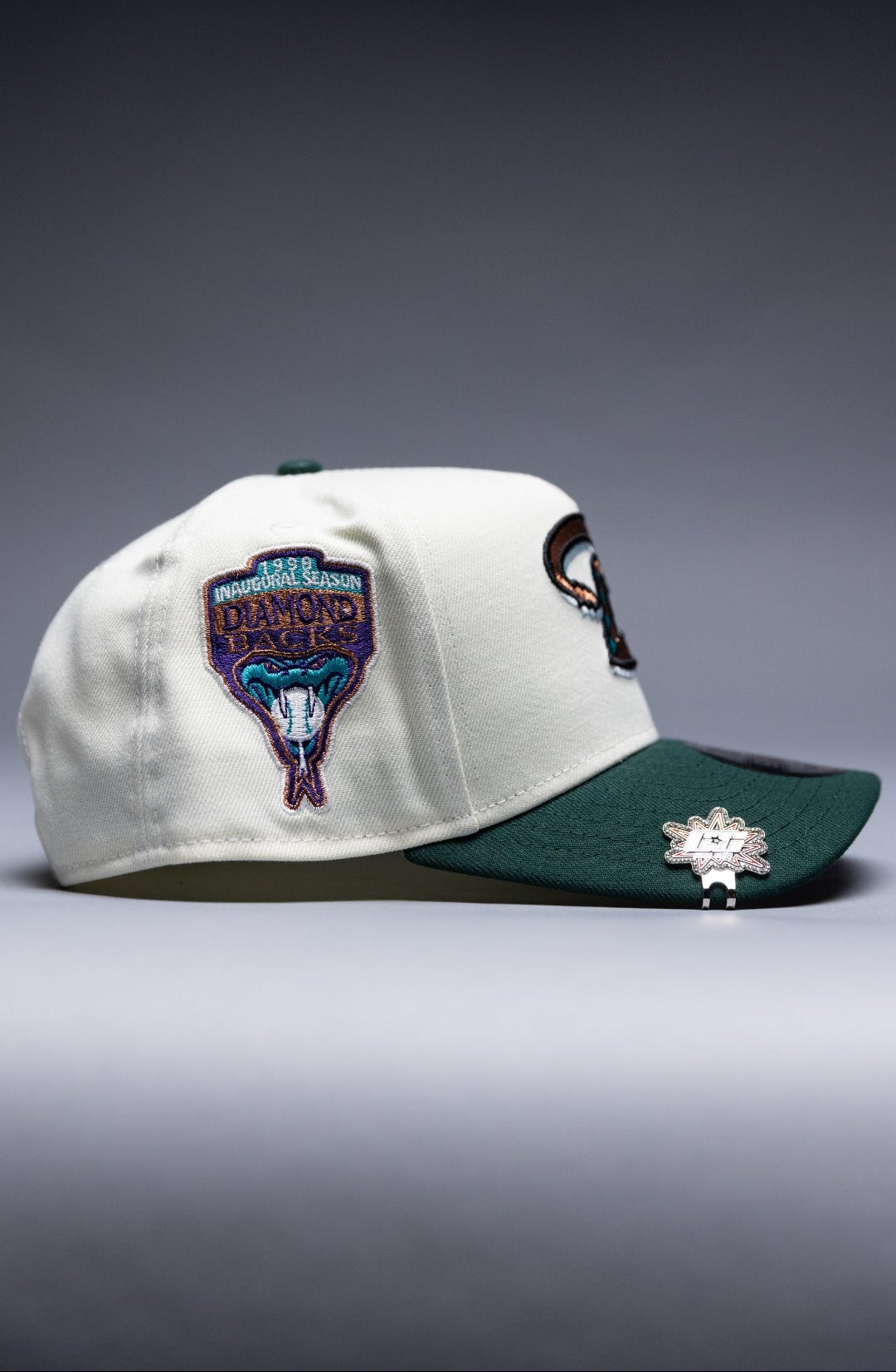 NEW ERA 9FIFTY A-FRAME CHROME/FOREST GREEN ARIZONA DIAMONDBACKS SNAPBACK W/ 1998 INUGURAL SEASON SIDE PATCH